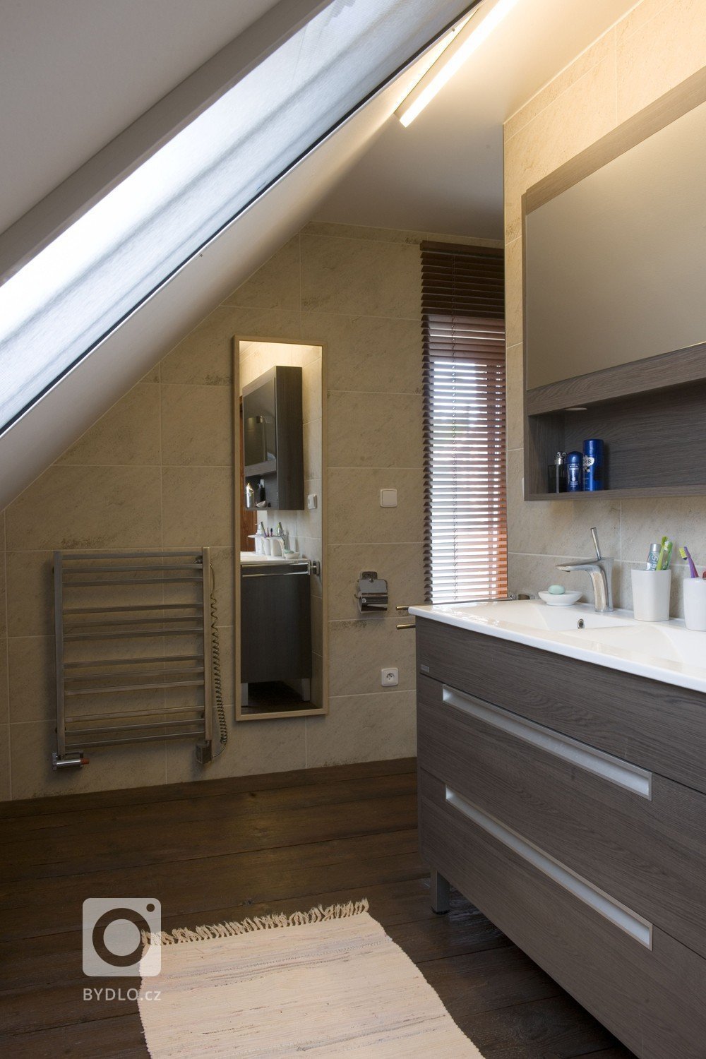 Masivní starobylá dřevěná podlaha přechází také do koupelny