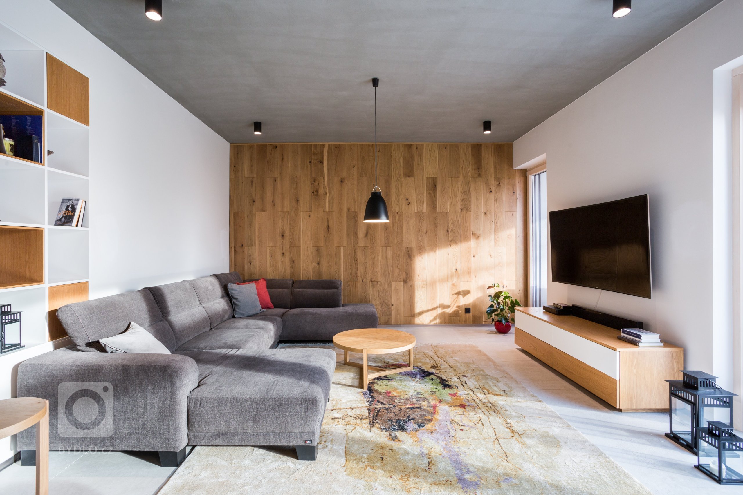 Prestavba rodičovského domu kompozične nadväzuje na jestvujúci objekt, zachováva jeho hmotovú skladbu a najmä charakter z uličného pohľadu. Nový dizajn objektu…