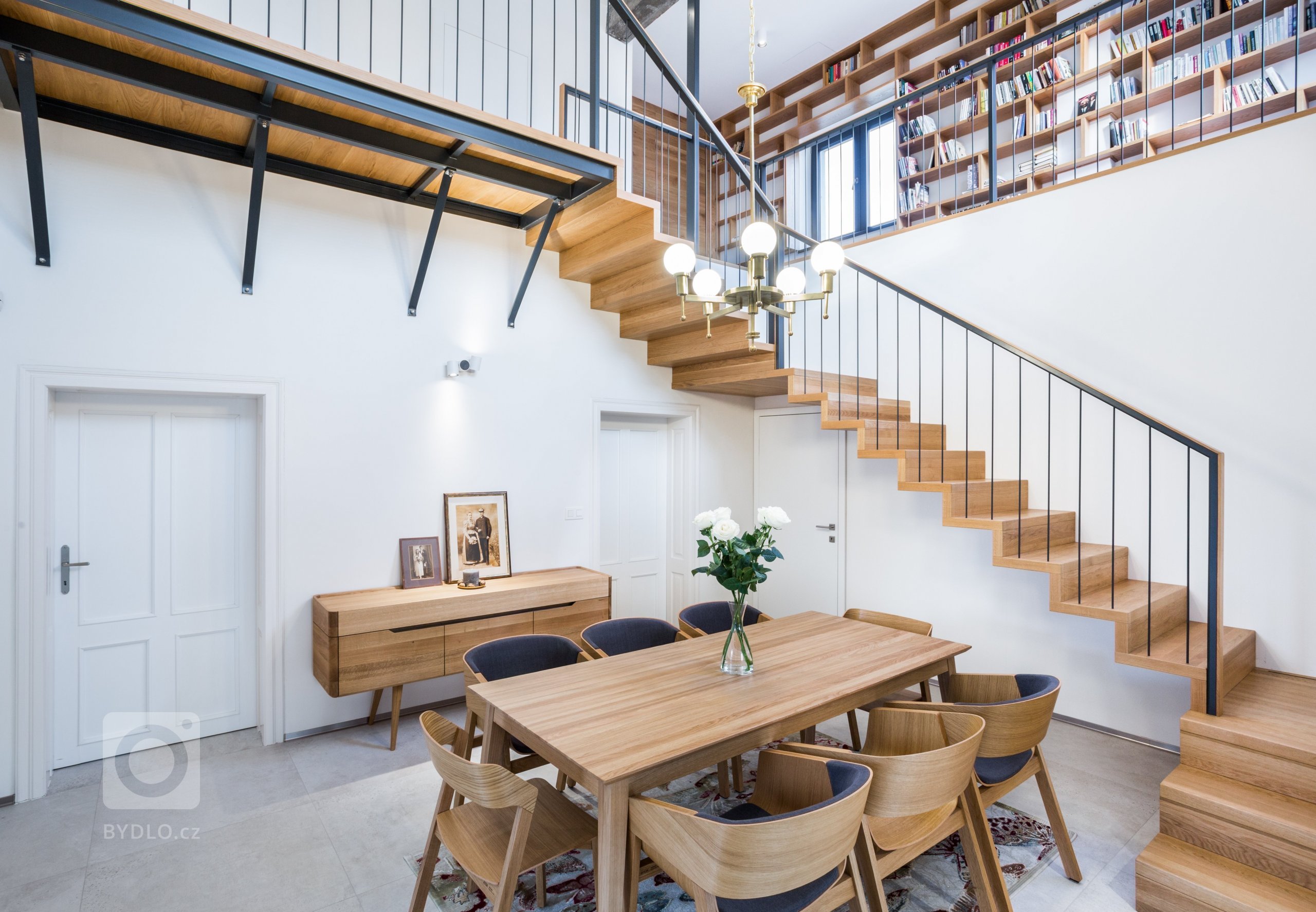 Prestavba rodičovského domu kompozične nadväzuje na jestvujúci objekt, zachováva jeho hmotovú skladbu a najmä charakter z uličného pohľadu. Nový dizajn objektu…