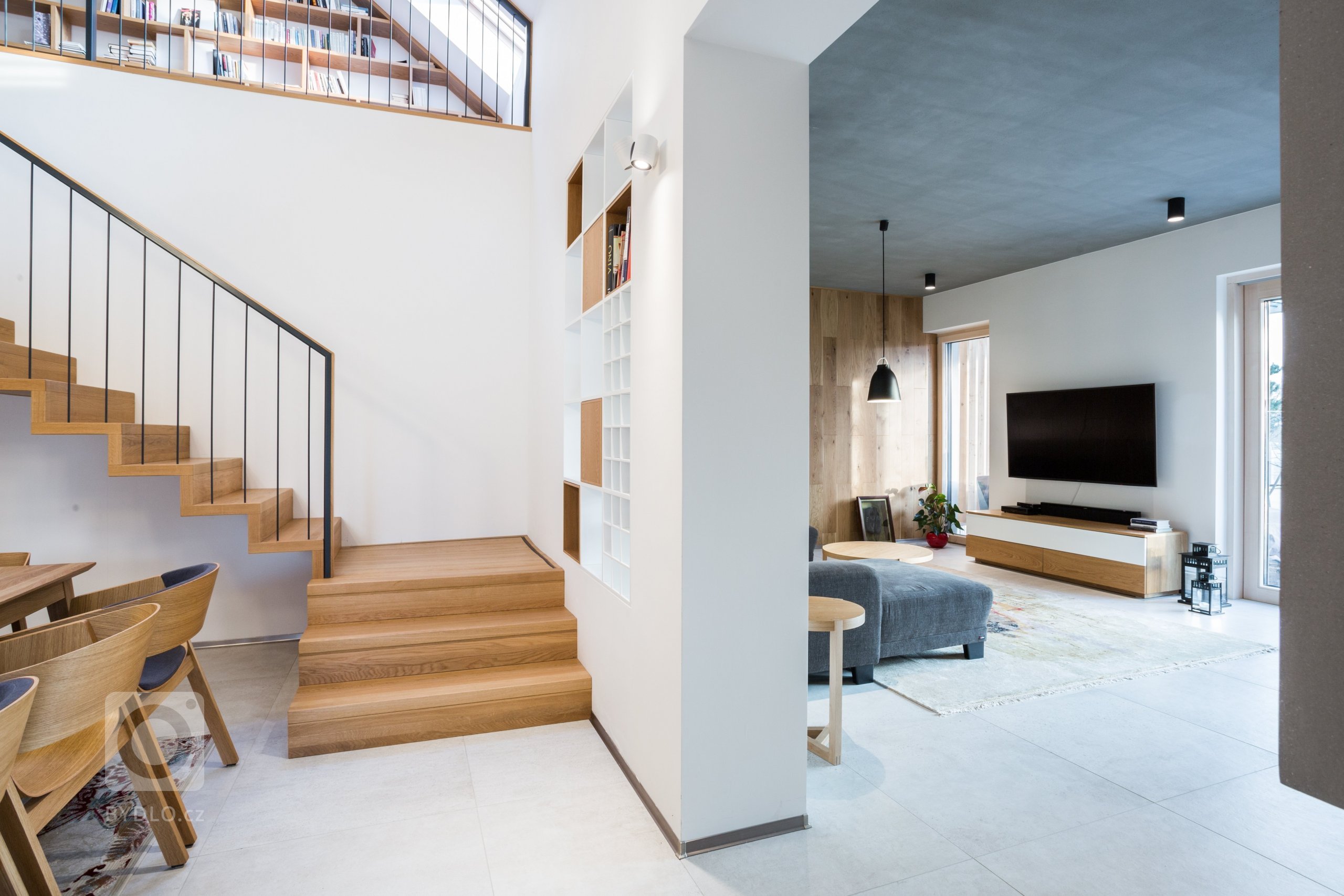 Prestavba rodičovského domu kompozične nadväzuje na jestvujúci objekt, zachováva jeho hmotovú skladbu a najmä charakter z uličného pohľadu. Nový dizajn objektu…