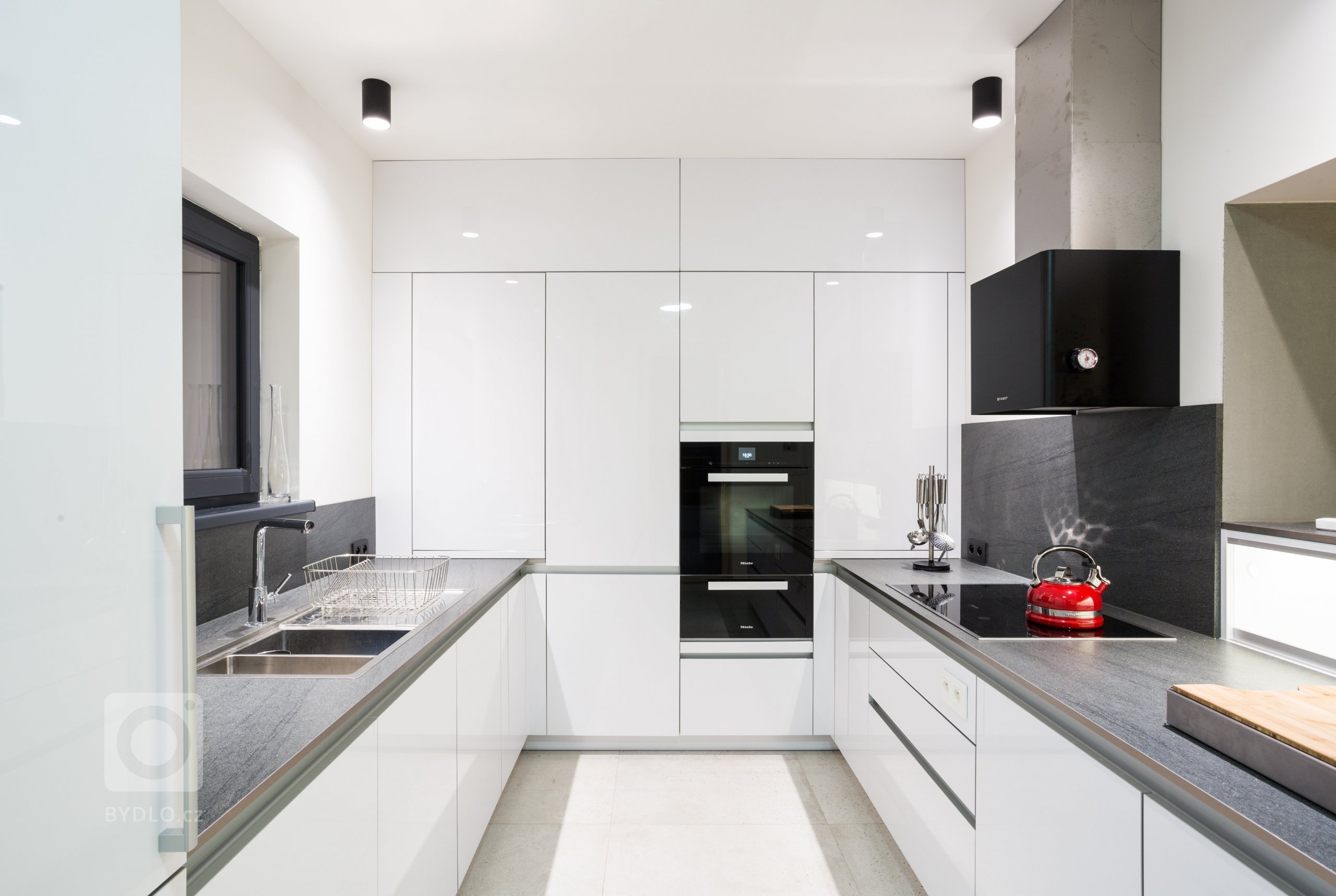 Prestavba rodičovského domu kompozične nadväzuje na jestvujúci objekt, zachováva jeho hmotovú skladbu a najmä charakter z uličného pohľadu. Nový dizajn objektu…