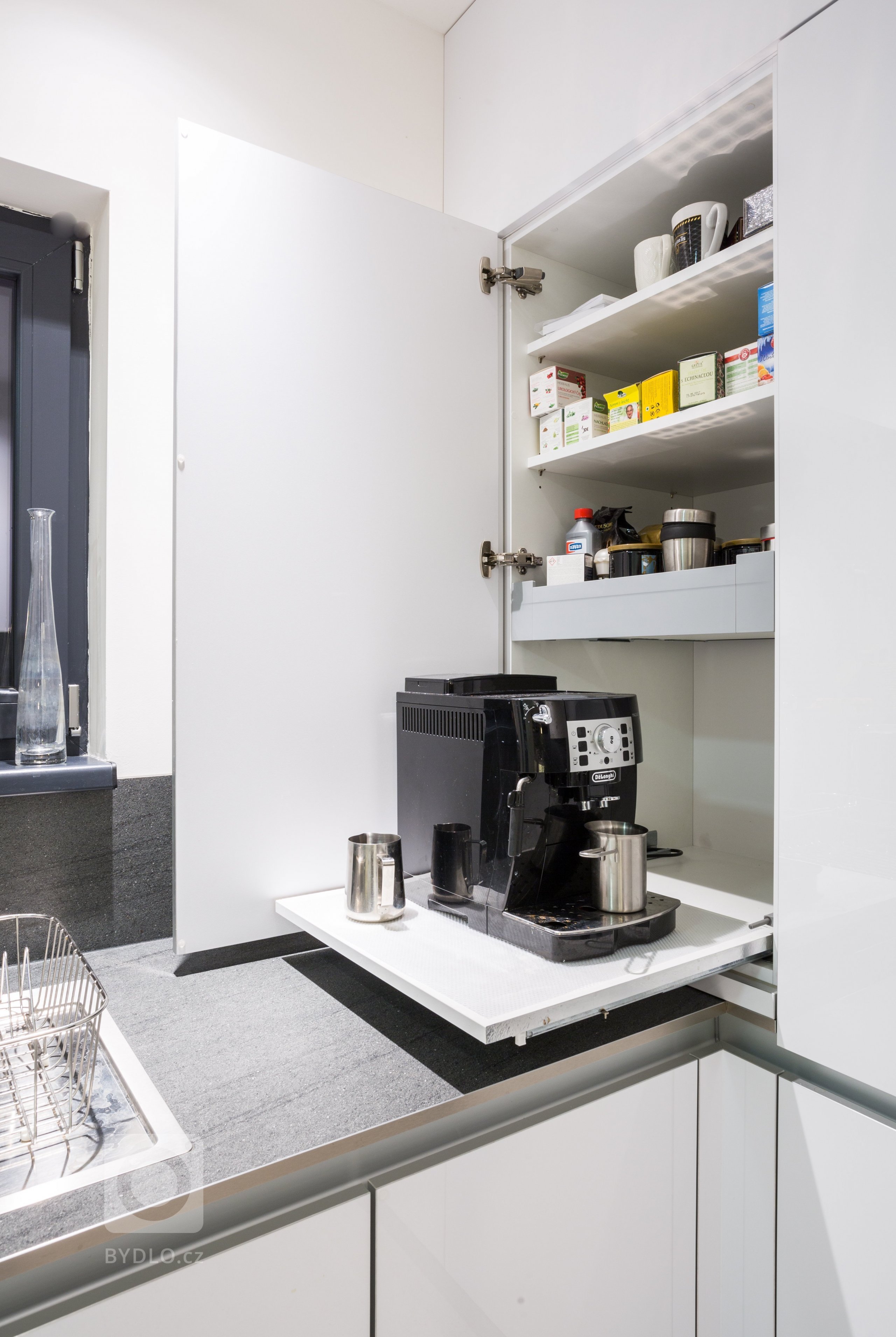 Prestavba rodičovského domu kompozične nadväzuje na jestvujúci objekt, zachováva jeho hmotovú skladbu a najmä charakter z uličného pohľadu. Nový dizajn objektu…