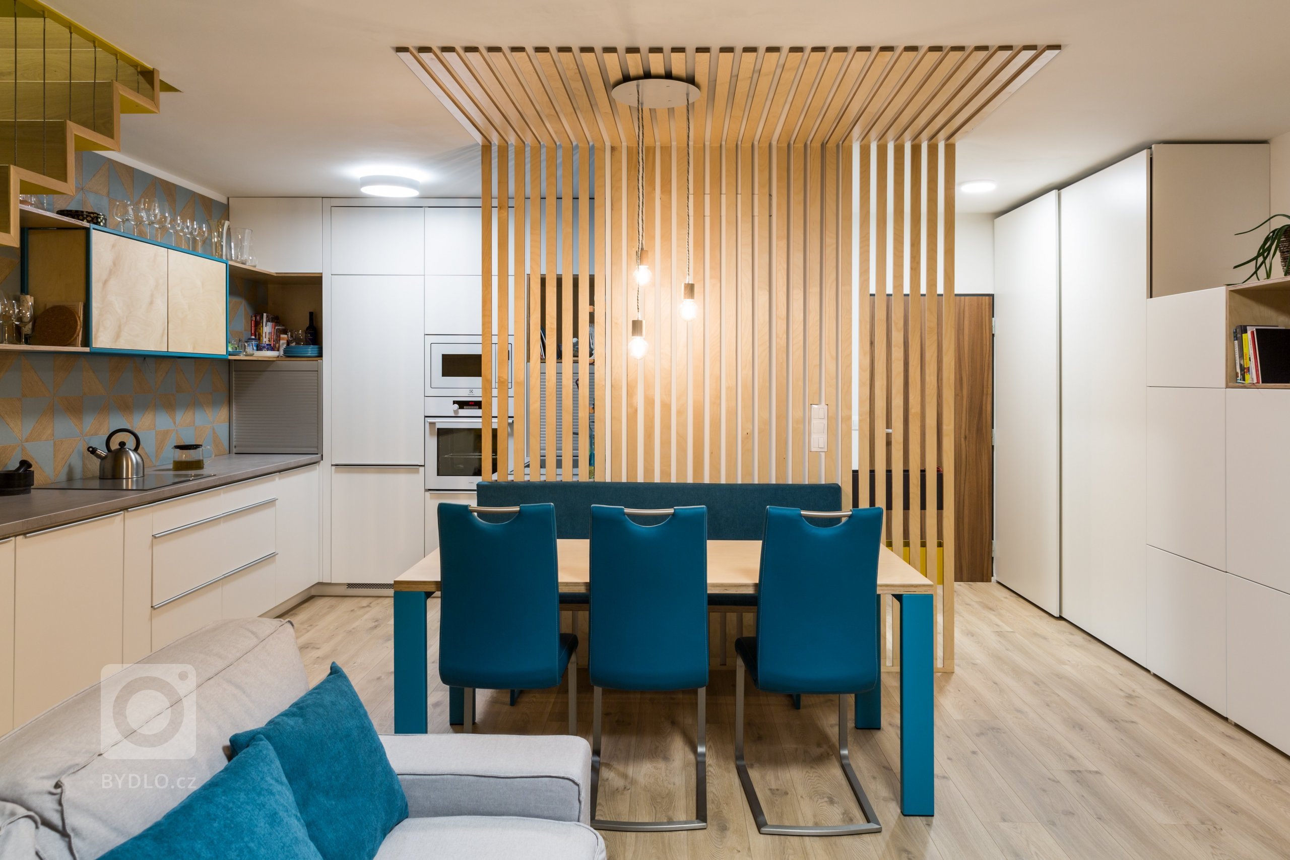 Žlté schody na dobrej adrese

Trojizbový mezonetový byt prešiel na začiatku&nbsp;zmenami dispozície, kde sme eliminovali chodby a podlahovú plochu využili na…