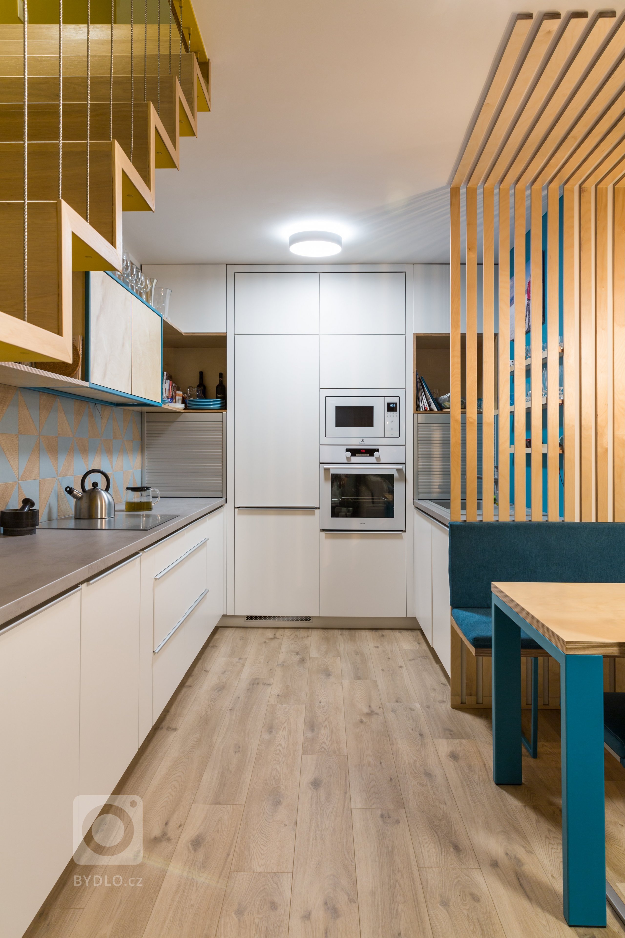 Žlté schody na dobrej adrese

Trojizbový mezonetový byt prešiel na začiatku&nbsp;zmenami dispozície, kde sme eliminovali chodby a podlahovú plochu využili na…