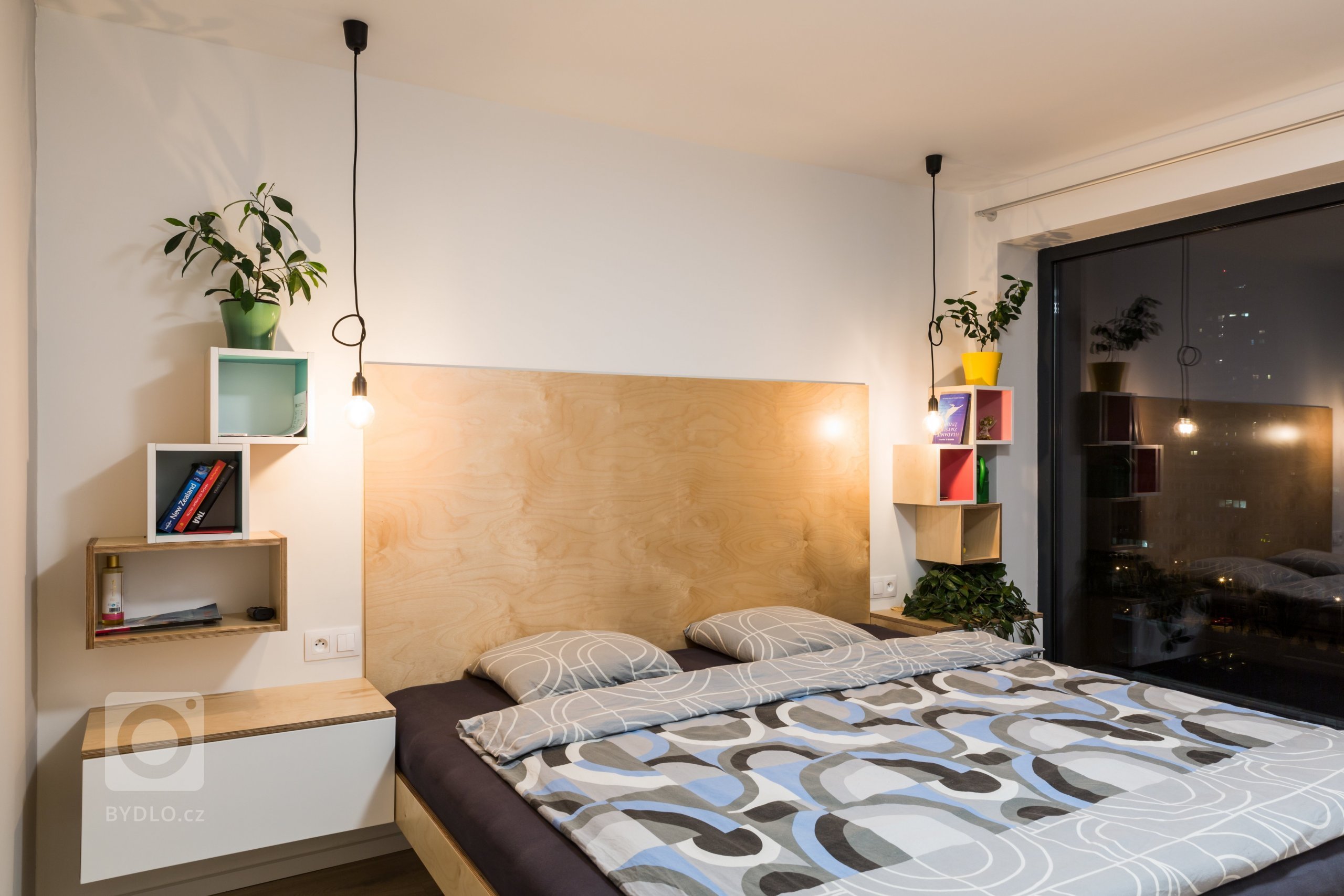 Žlté schody na dobrej adrese

Trojizbový mezonetový byt prešiel na začiatku&nbsp;zmenami dispozície, kde sme eliminovali chodby a podlahovú plochu využili na…