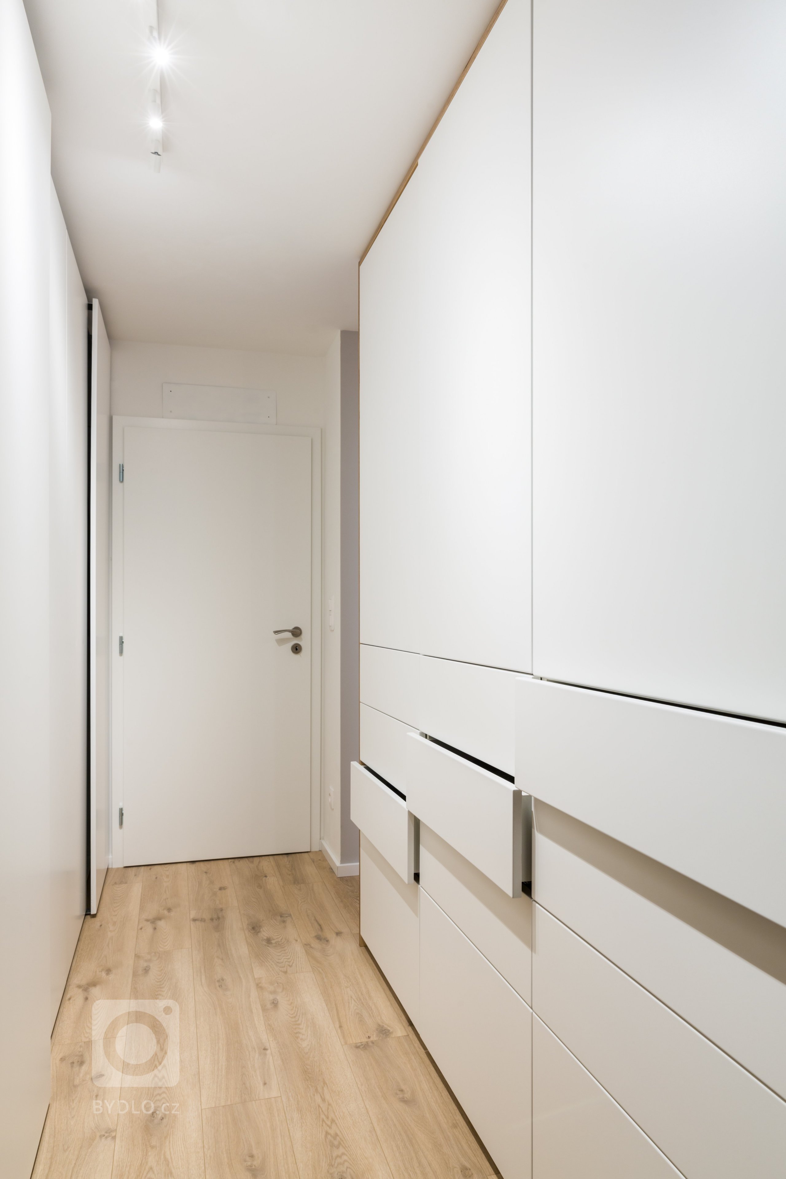 Žlté schody na dobrej adrese

Trojizbový mezonetový byt prešiel na začiatku&nbsp;zmenami dispozície, kde sme eliminovali chodby a podlahovú plochu využili na…