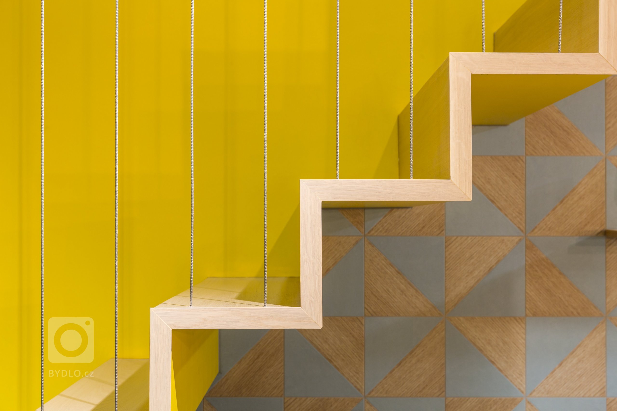 Žlté schody na dobrej adrese

Trojizbový mezonetový byt prešiel na začiatku&nbsp;zmenami dispozície, kde sme eliminovali chodby a podlahovú plochu využili na…