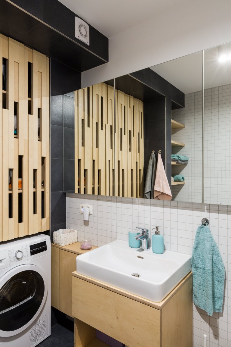 Čistý, jednoduchý a funkčný dizajn bytu v novostavbe je určený pre mladý pár, ktorý má rád pravdivé materiály, svetlé farby a praktické riešenia.&nbsp;
…