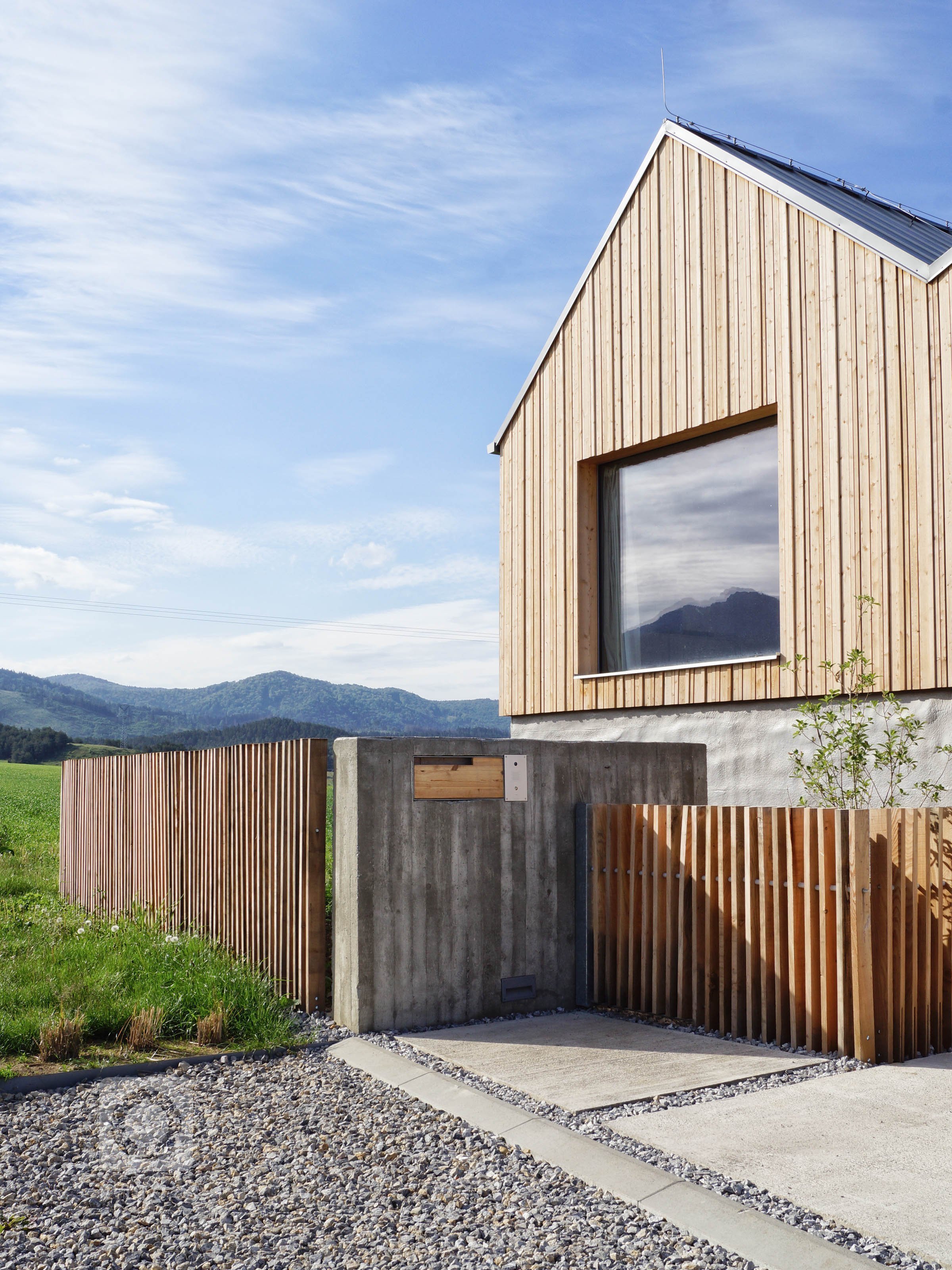 Rodinný dom na úpätí Národného parku Veľká Fatra je situovaný na hranici medzi intravilánom a extravilánom. Ľudovo je dom umiestnený za humnami, takže celé…