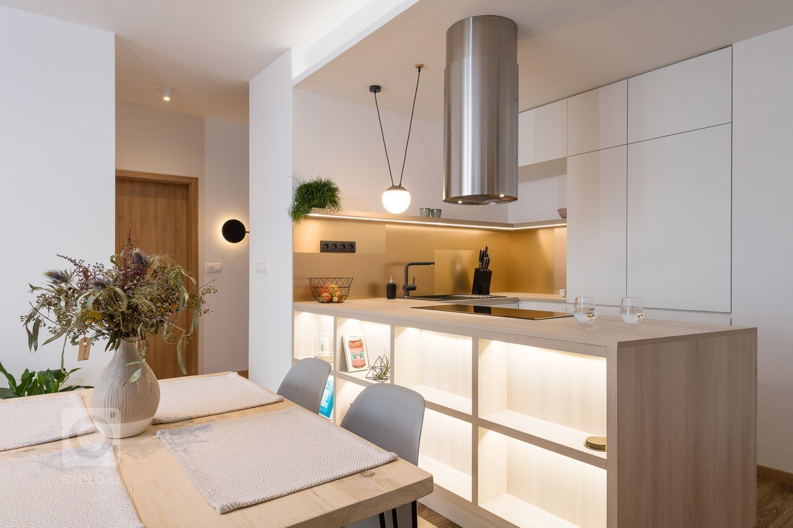 Nadmieru príjemná a útulná realizácia interiéru pre sympatický mladý pár. Srdcom neveľkého interiéru sa okamžite stal združený obytný priestor, najmä kuchyňa s…