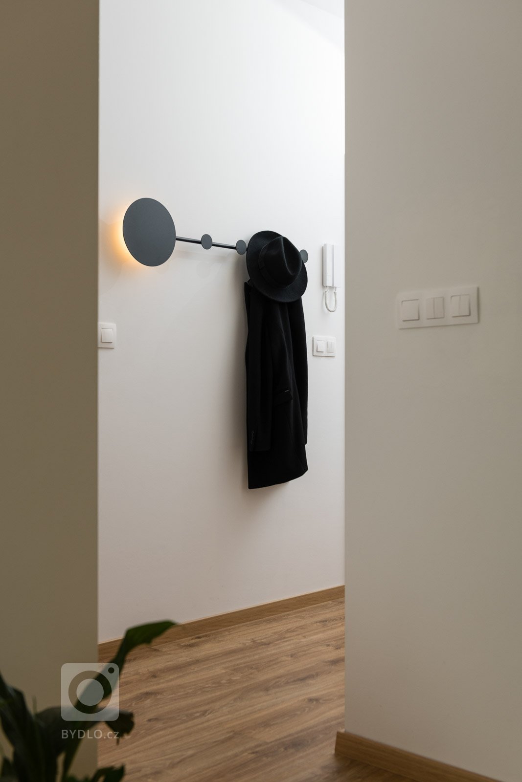 Nadmieru príjemná a útulná realizácia interiéru pre sympatický mladý pár. Srdcom neveľkého interiéru sa okamžite stal združený obytný priestor, najmä kuchyňa s…