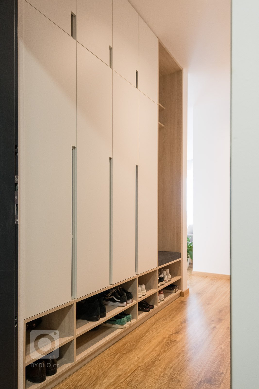 Nadmieru príjemná a útulná realizácia interiéru pre sympatický mladý pár. Srdcom neveľkého interiéru sa okamžite stal združený obytný priestor, najmä kuchyňa s…