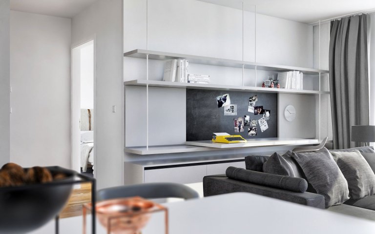 Minimalistický interiér bytu v severskom štýle je navrhnutý v&nbsp;neutrálnych odtieňoch antracitovej, jemne šedej a&nbsp;bielej farby v kontrastne s&nbsp…