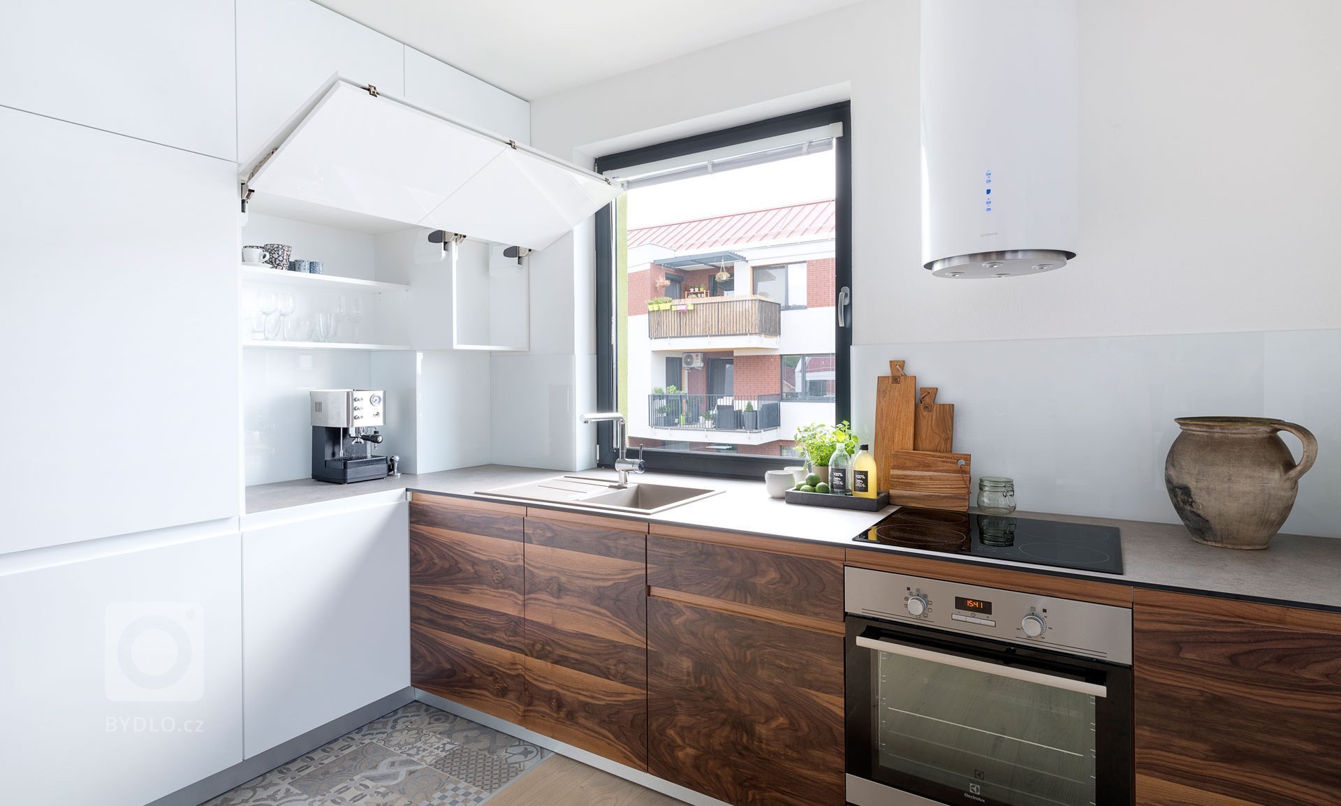 Návrh interiéru s&nbsp;prvkami škandinávskeho dizajnu a&nbsp;zbierkou umeleckých diel.&nbsp;Na&nbsp;prvý pohľad sú v&nbsp;novopostavenom byte badateľné…