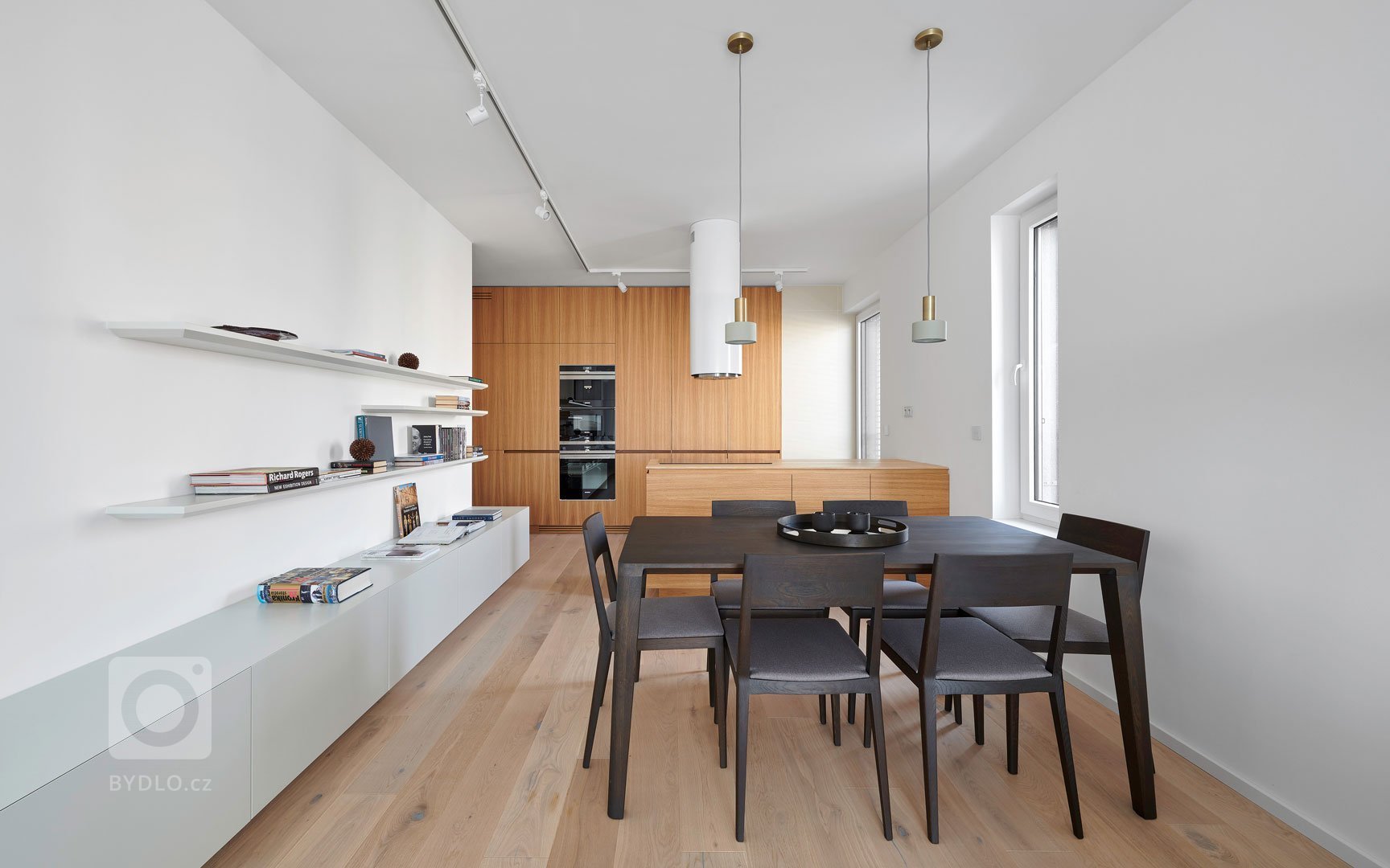 Našou úlohou bolo navrhnúť a&nbsp;zrealizovať projekt pre&nbsp;štvorčlennú rodinu s&nbsp;malými deťmi tak, aby byt pôsobil príjemne, no&nbsp;zároveň spĺňal…