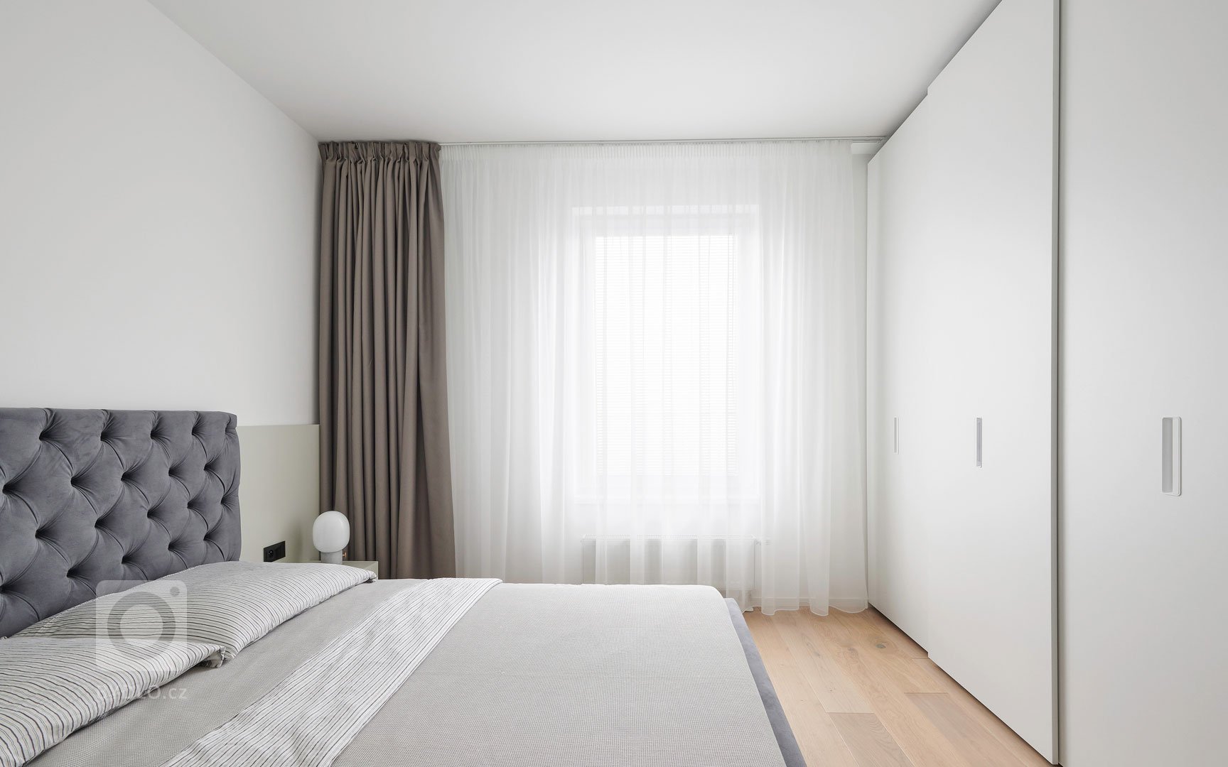 Našou úlohou bolo navrhnúť a&nbsp;zrealizovať projekt pre&nbsp;štvorčlennú rodinu s&nbsp;malými deťmi tak, aby byt pôsobil príjemne, no&nbsp;zároveň spĺňal…