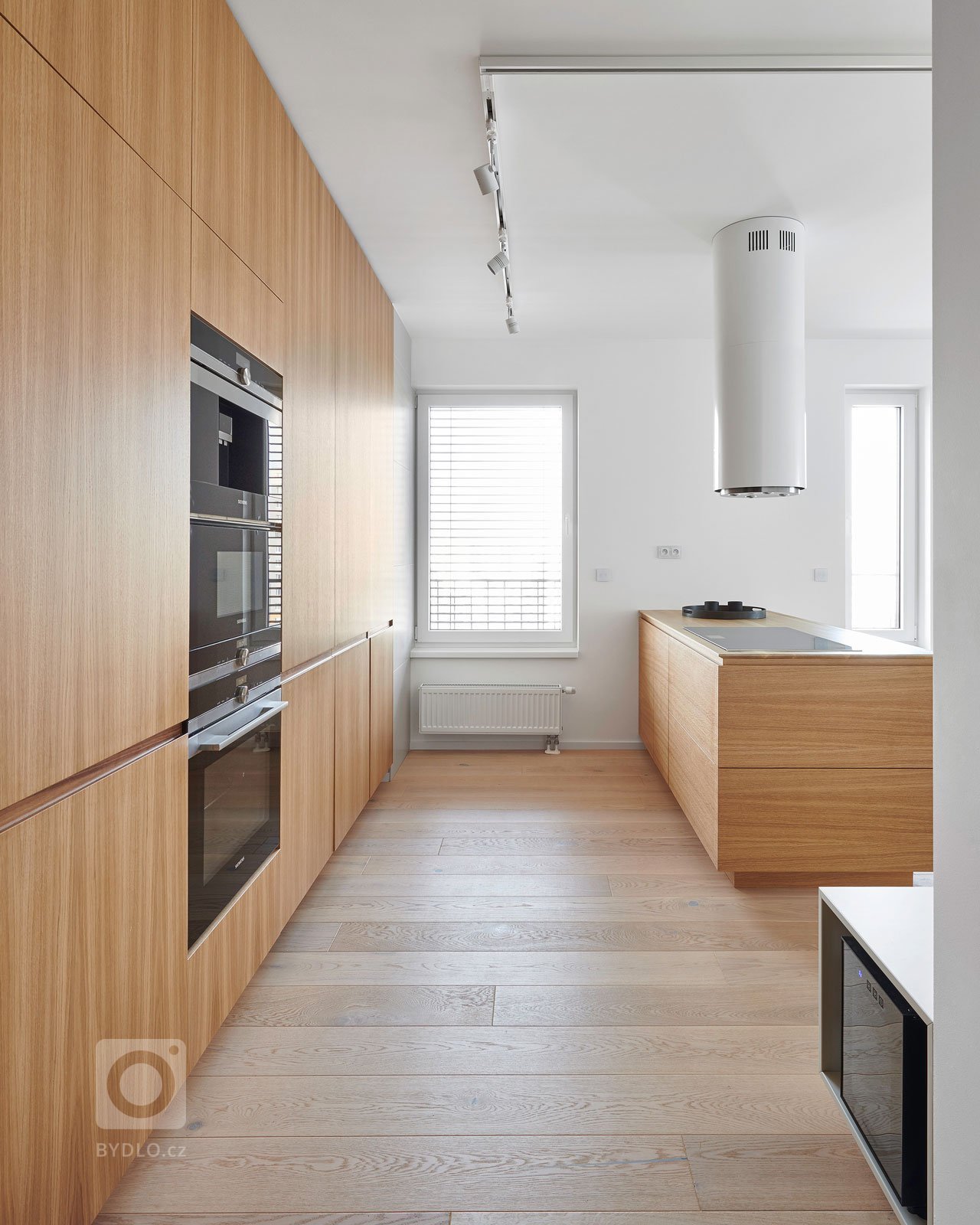 Našou úlohou bolo navrhnúť a&nbsp;zrealizovať projekt pre&nbsp;štvorčlennú rodinu s&nbsp;malými deťmi tak, aby byt pôsobil príjemne, no&nbsp;zároveň spĺňal…