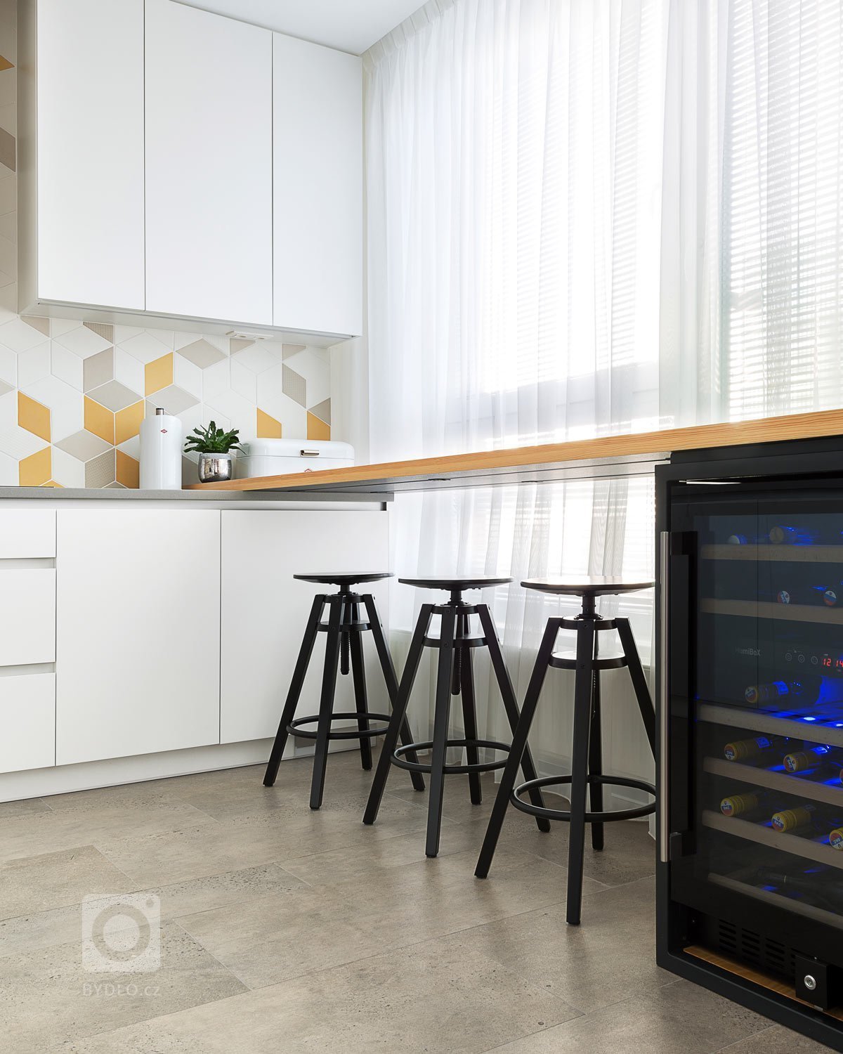 Návrh a&nbsp;realizácia štvorizbového bytu v&nbsp;bratislavskej novostavbe prebiehala vo&nbsp;veľmi príjemnej atmosfére. Majitelia obľubujú krásny a&nbsp…