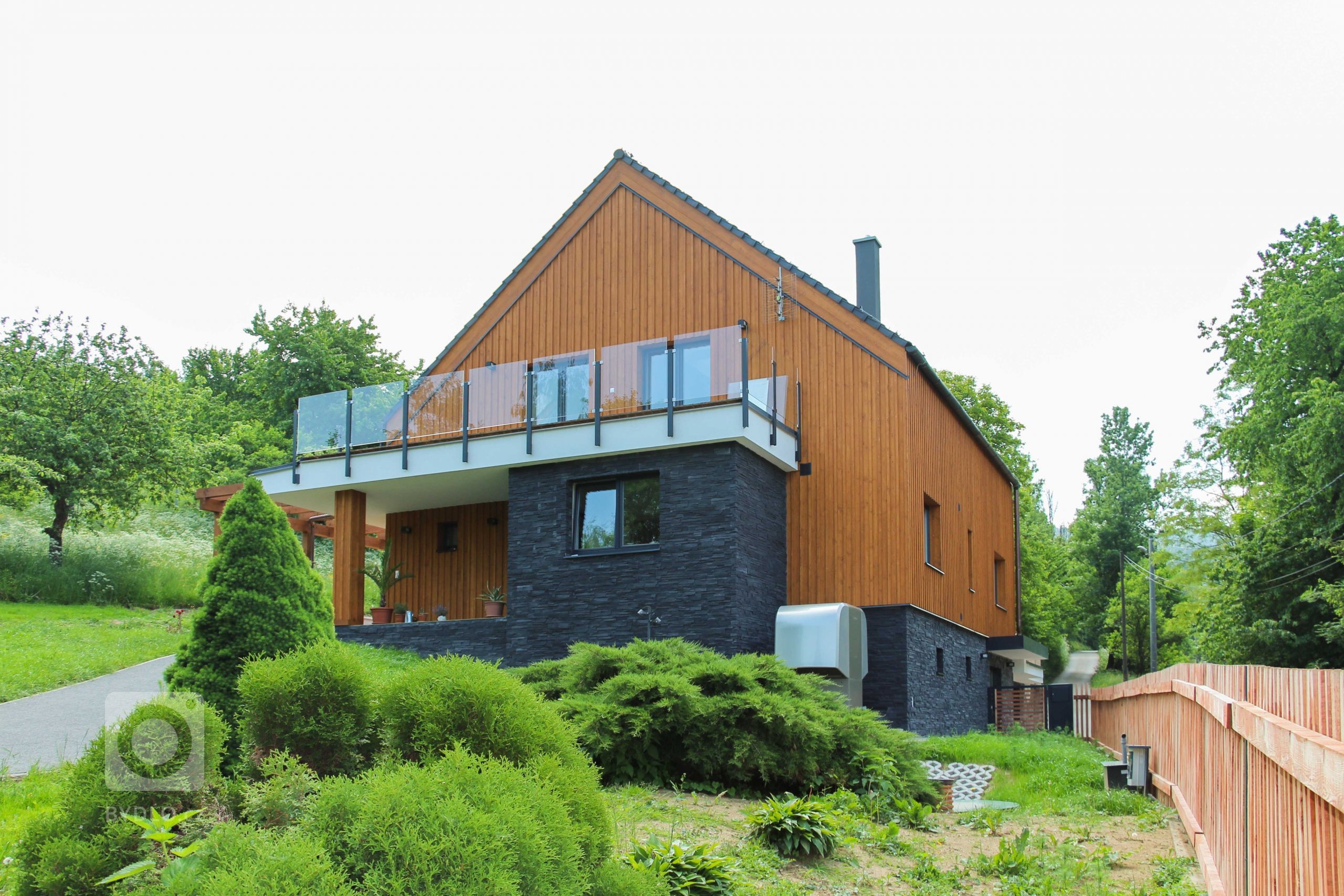 rodinný dom zo 60. rokov sme kompletne zrekonštruovali do novej súčasnej architektúry. budova sa nachádza na vidieku v horách. drevený obklad bol kľúčovým…