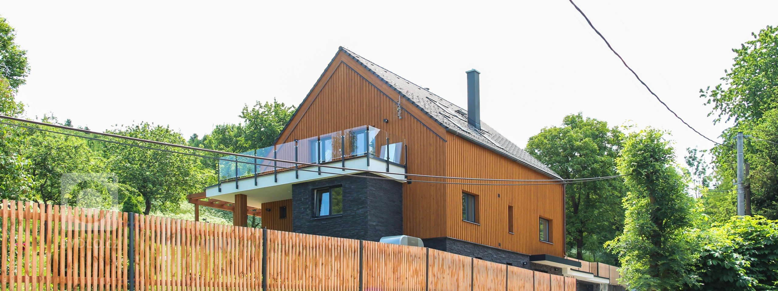 rodinný dom zo 60. rokov sme kompletne zrekonštruovali do novej súčasnej architektúry. budova sa nachádza na vidieku v horách. drevený obklad bol kľúčovým…