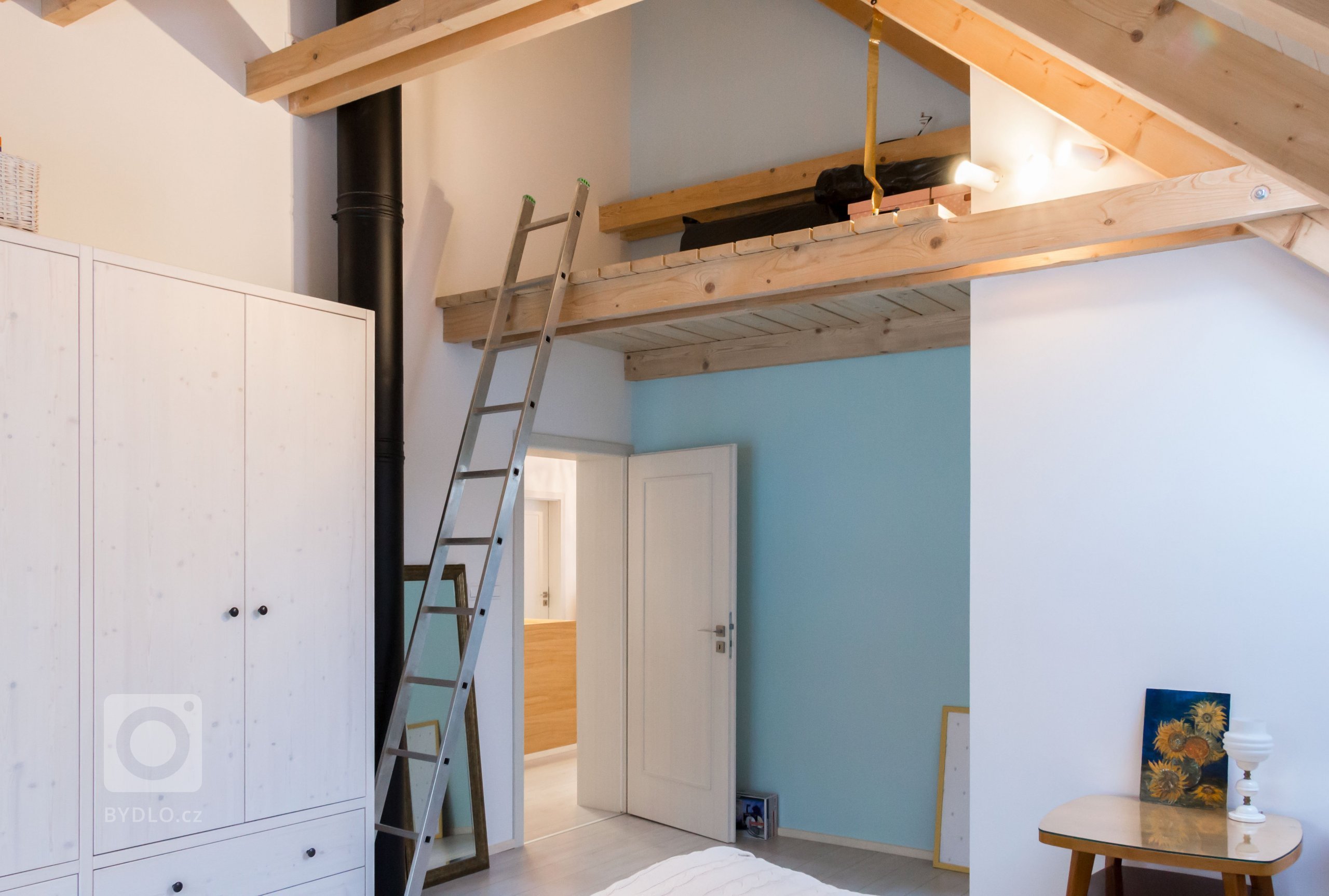 rodinný dom zo 60. rokov sme kompletne zrekonštruovali do novej súčasnej architektúry. budova sa nachádza na vidieku v horách. drevený obklad bol kľúčovým…