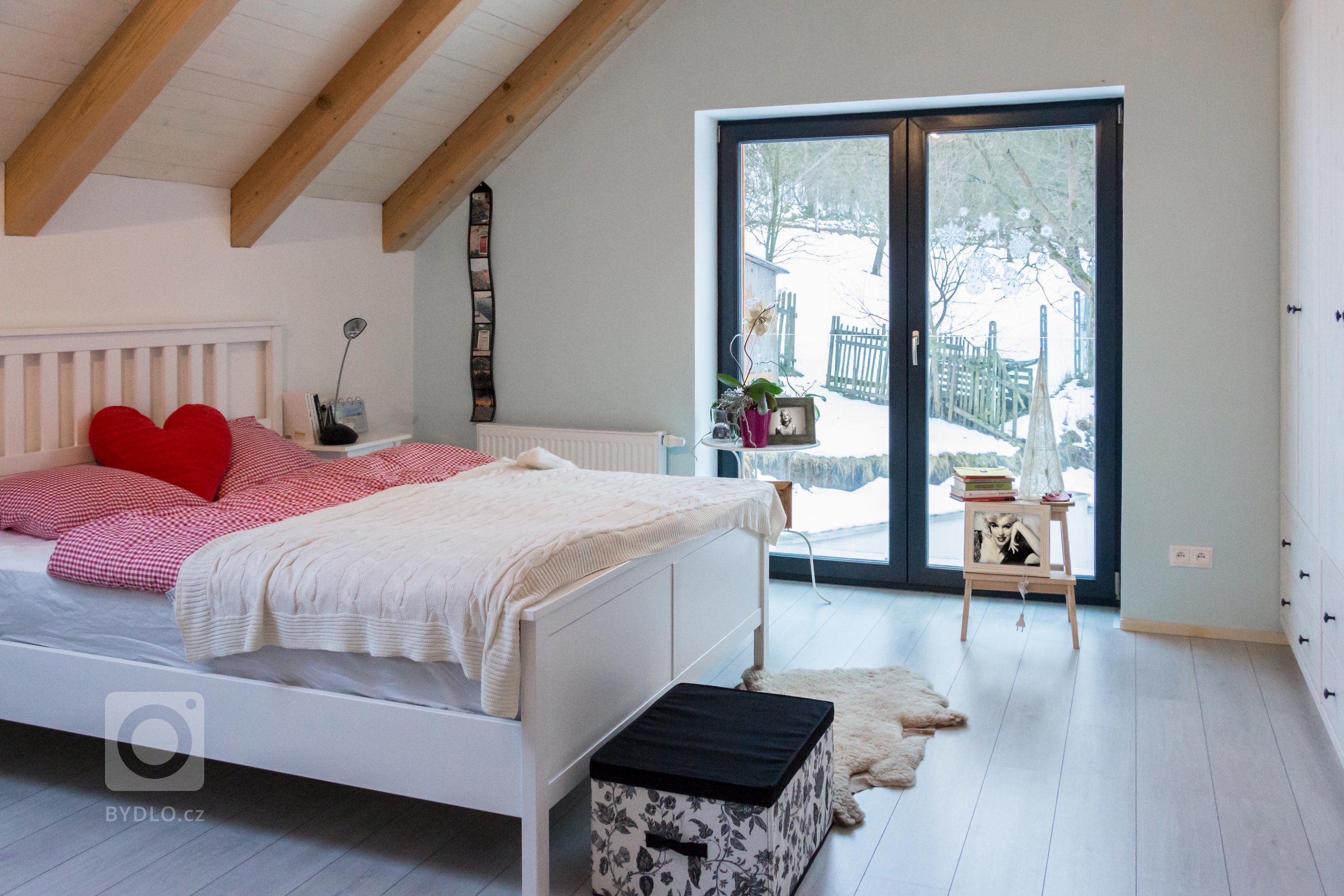 rodinný dom zo 60. rokov sme kompletne zrekonštruovali do novej súčasnej architektúry. budova sa nachádza na vidieku v horách. drevený obklad bol kľúčovým…