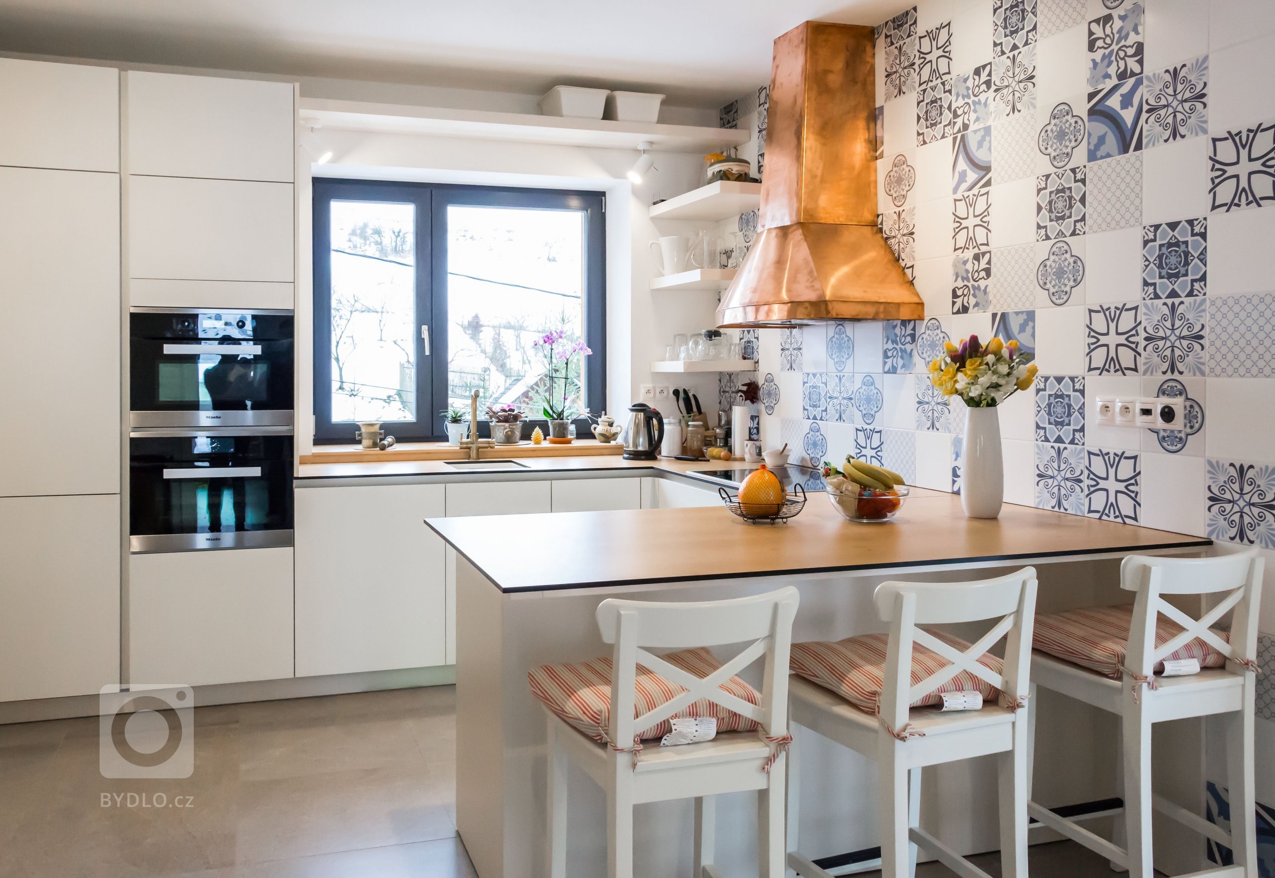 rodinný dom zo 60. rokov sme kompletne zrekonštruovali do novej súčasnej architektúry. budova sa nachádza na vidieku v horách. drevený obklad bol kľúčovým…