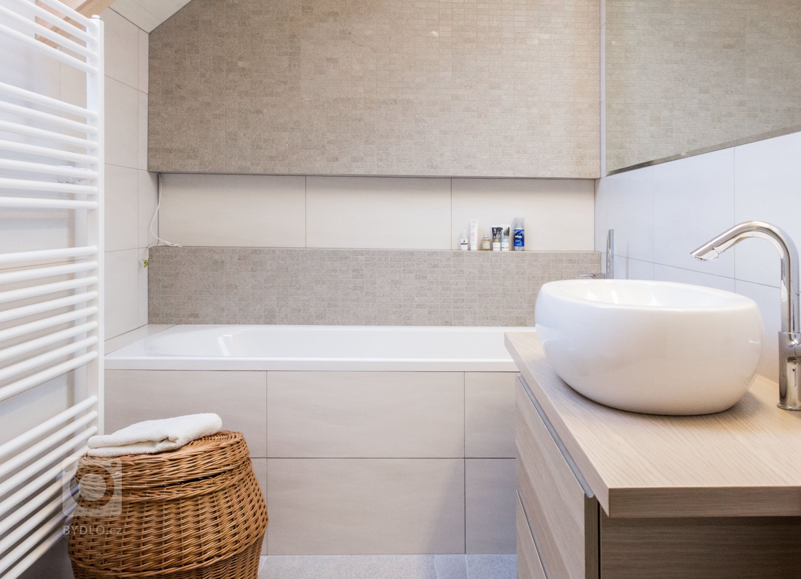 rodinný dom zo 60. rokov sme kompletne zrekonštruovali do novej súčasnej architektúry. budova sa nachádza na vidieku v horách. drevený obklad bol kľúčovým…