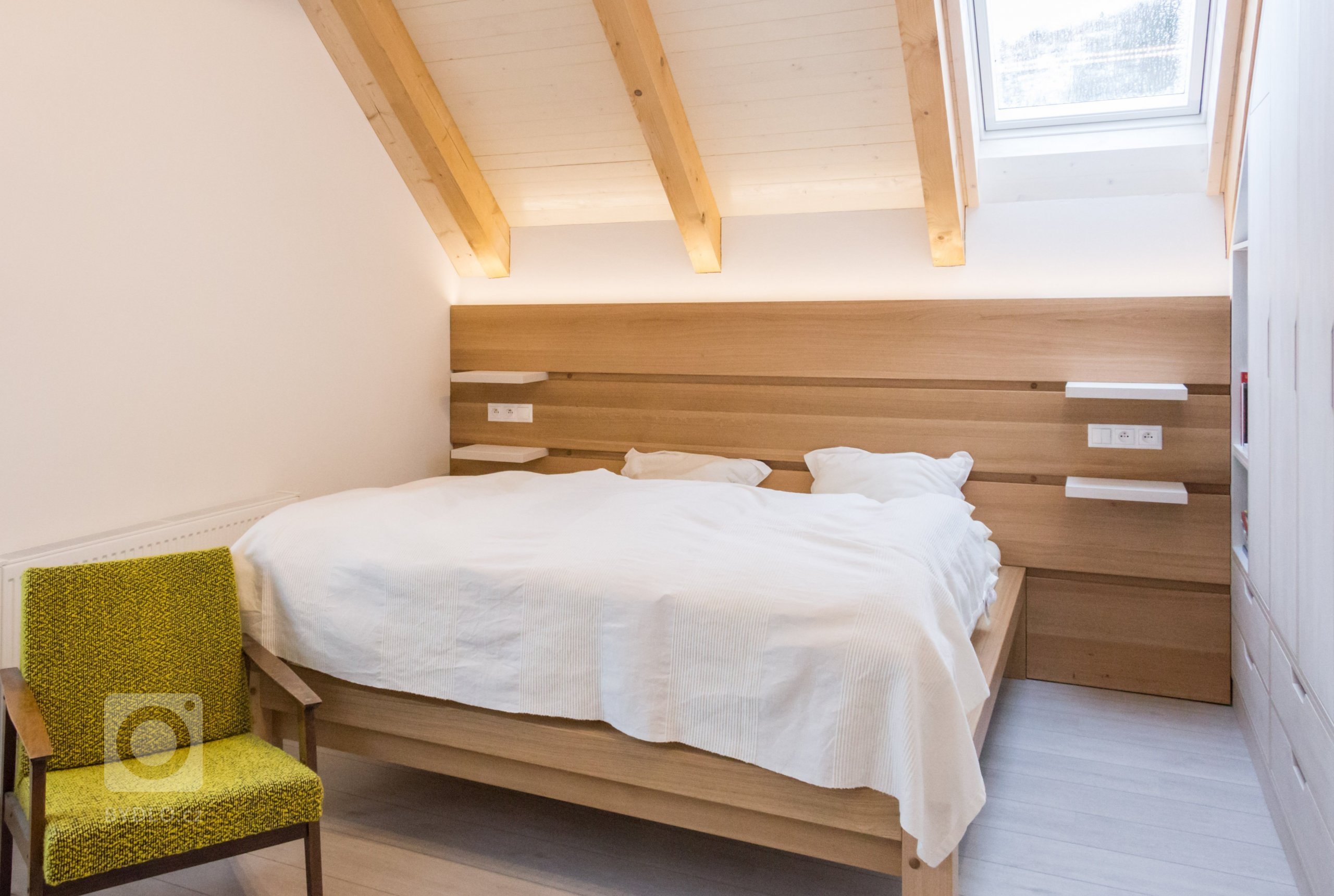 rodinný dom zo 60. rokov sme kompletne zrekonštruovali do novej súčasnej architektúry. budova sa nachádza na vidieku v horách. drevený obklad bol kľúčovým…