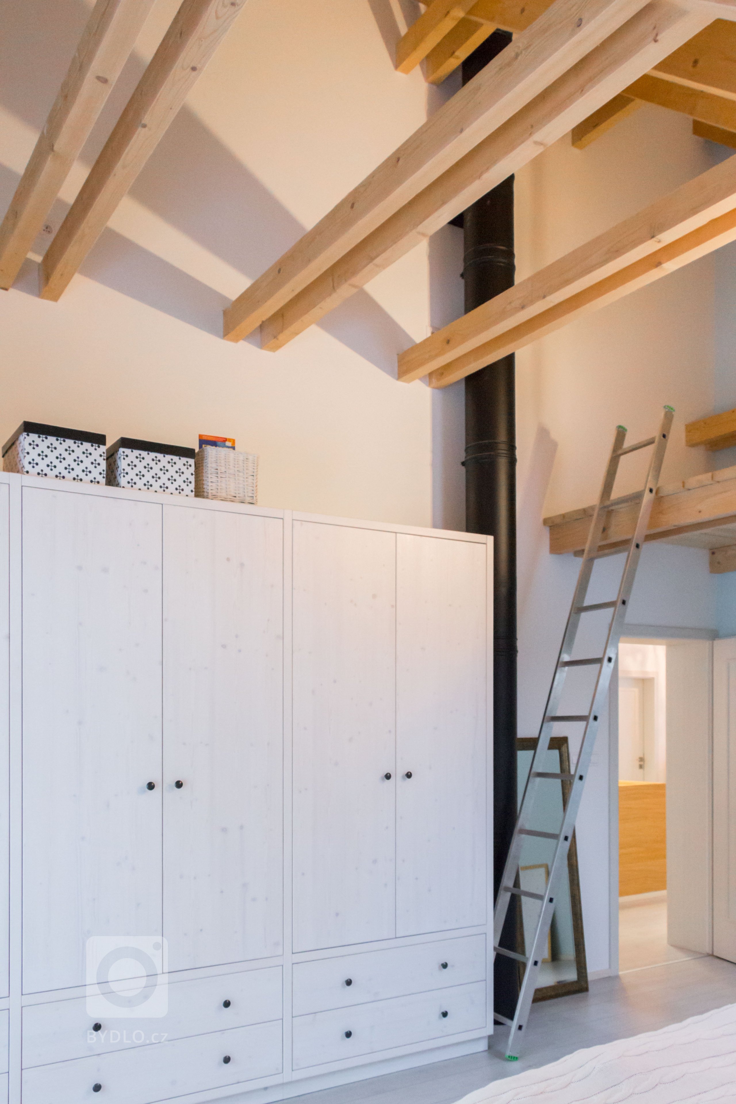 rodinný dom zo 60. rokov sme kompletne zrekonštruovali do novej súčasnej architektúry. budova sa nachádza na vidieku v horách. drevený obklad bol kľúčovým…