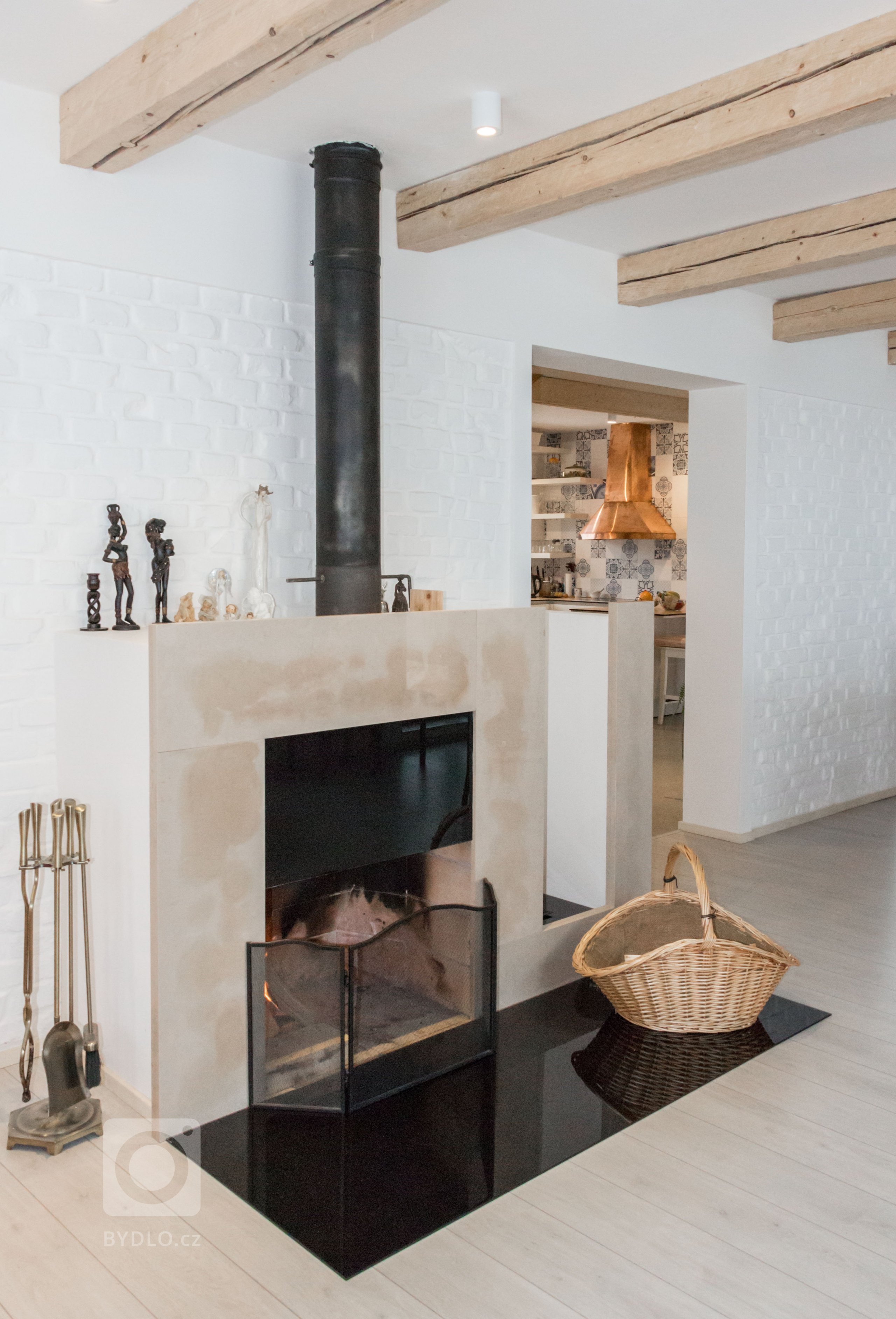 rodinný dom zo 60. rokov sme kompletne zrekonštruovali do novej súčasnej architektúry. budova sa nachádza na vidieku v horách. drevený obklad bol kľúčovým…