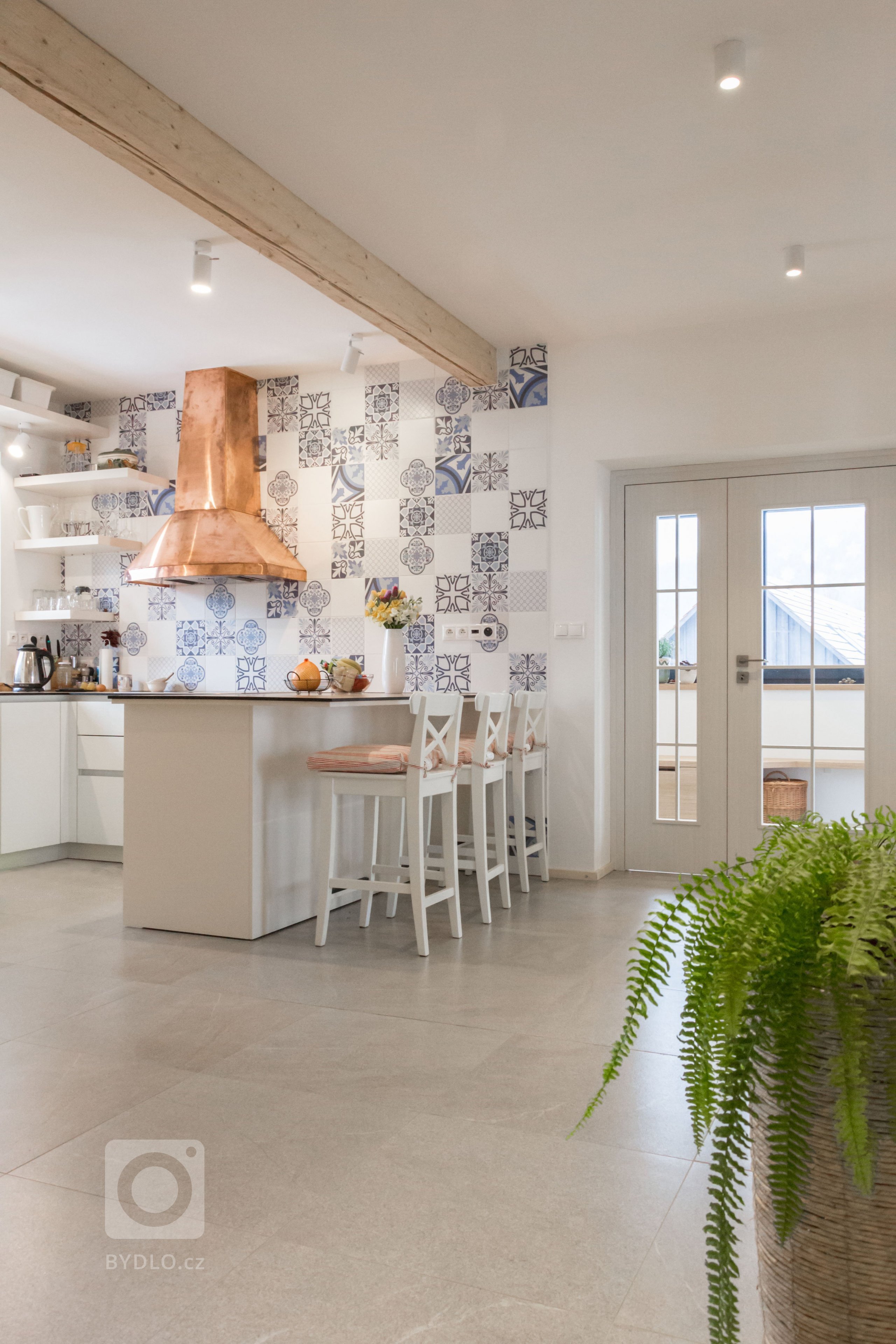 rodinný dom zo 60. rokov sme kompletne zrekonštruovali do novej súčasnej architektúry. budova sa nachádza na vidieku v horách. drevený obklad bol kľúčovým…