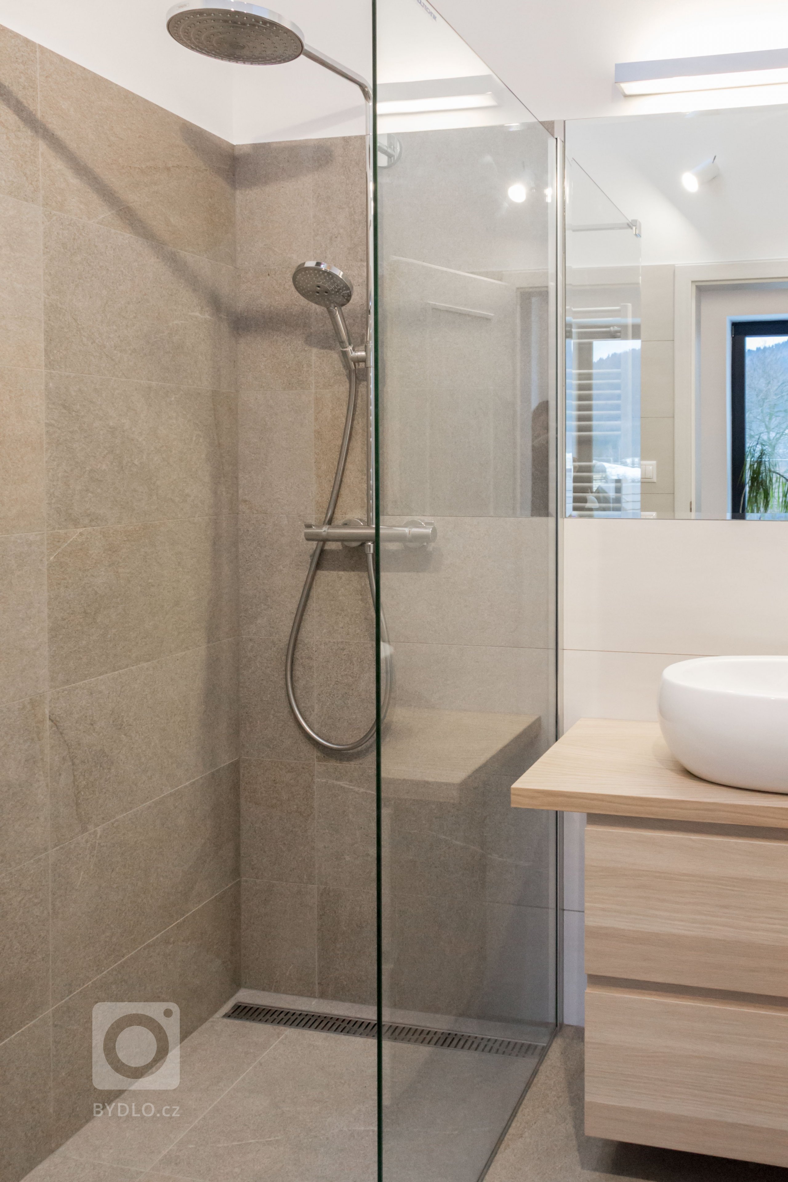 rodinný dom zo 60. rokov sme kompletne zrekonštruovali do novej súčasnej architektúry. budova sa nachádza na vidieku v horách. drevený obklad bol kľúčovým…