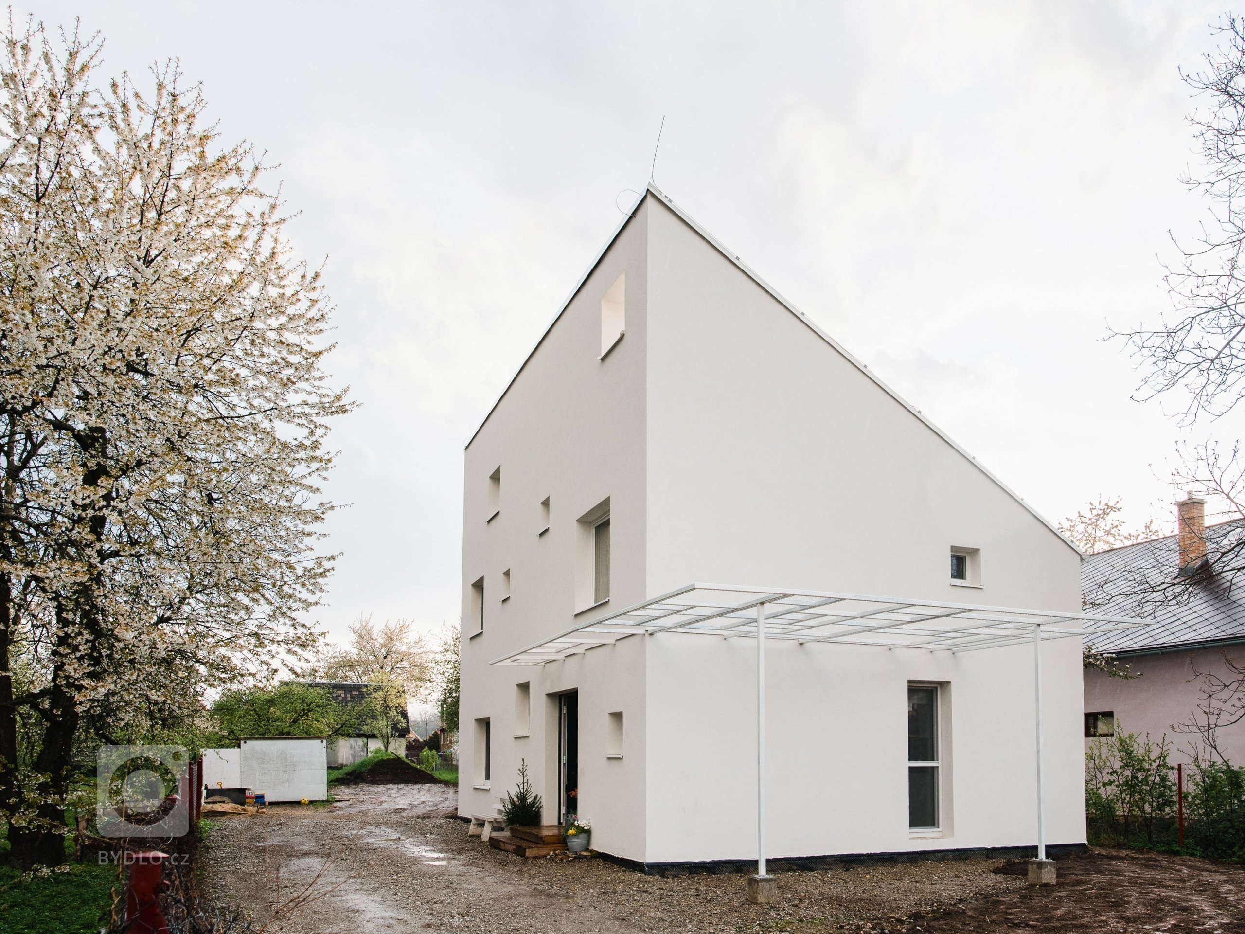 Nízky rozpočet, úzky pozemok a na ňom plnohodnotný štvorizbový&nbsp;rodinný dom. &quot;The Half House&quot; je v tvare polovice domu so sedlovou strechou.…