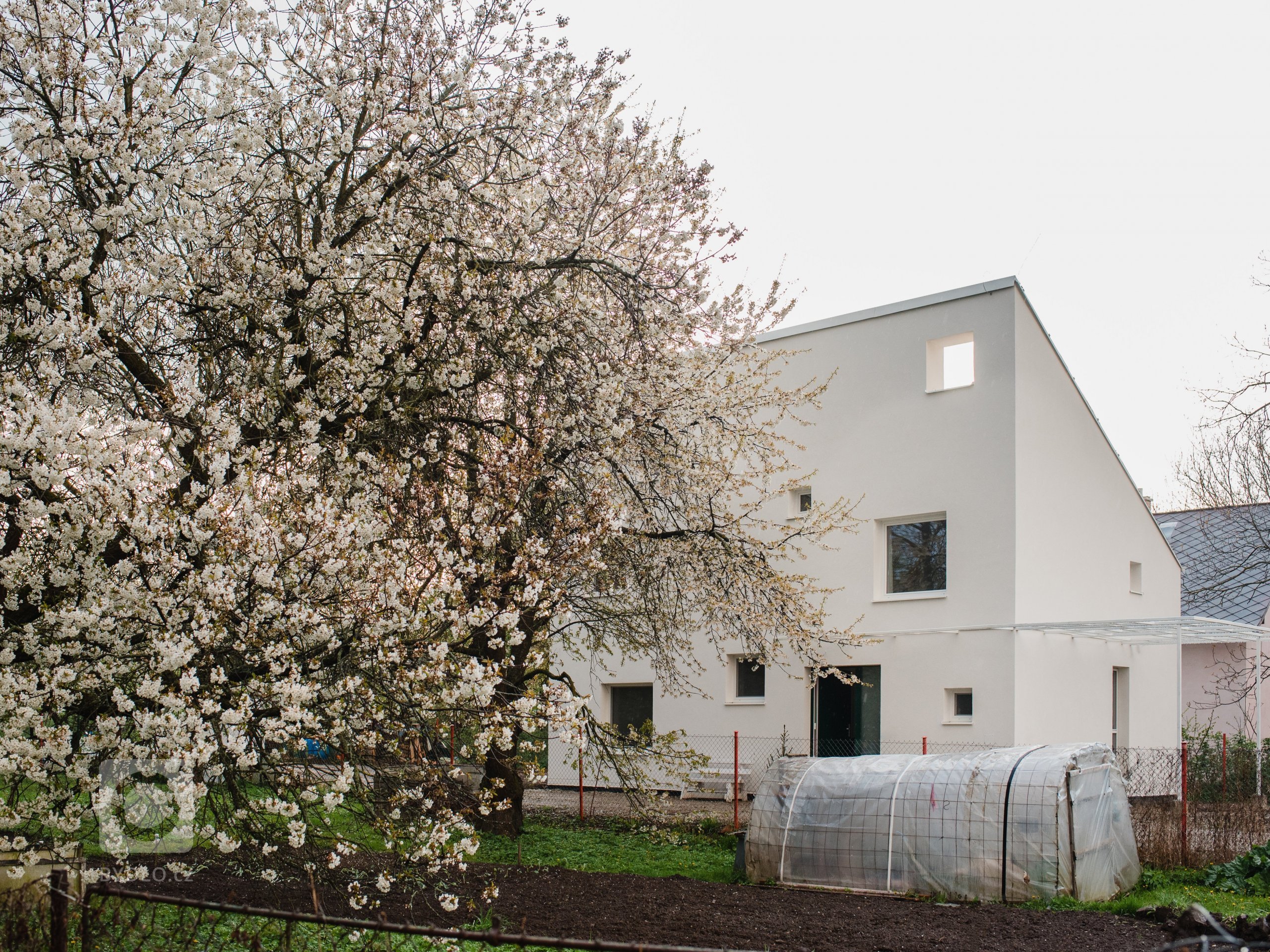 Nízky rozpočet, úzky pozemok a na ňom plnohodnotný štvorizbový&nbsp;rodinný dom. &quot;The Half House&quot; je v tvare polovice domu so sedlovou strechou.…