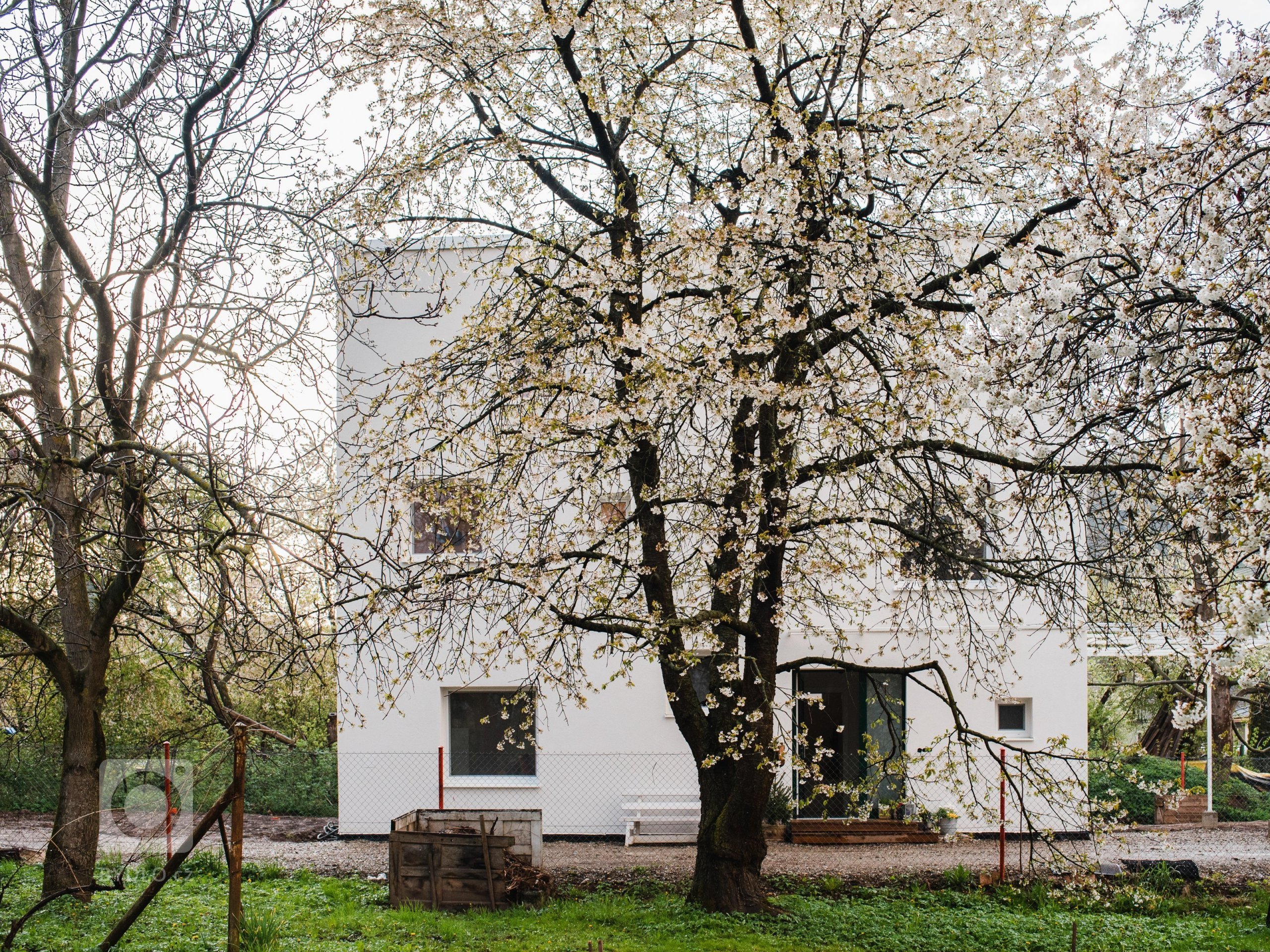 Nízky rozpočet, úzky pozemok a na ňom plnohodnotný štvorizbový&nbsp;rodinný dom. &quot;The Half House&quot; je v tvare polovice domu so sedlovou strechou.…
