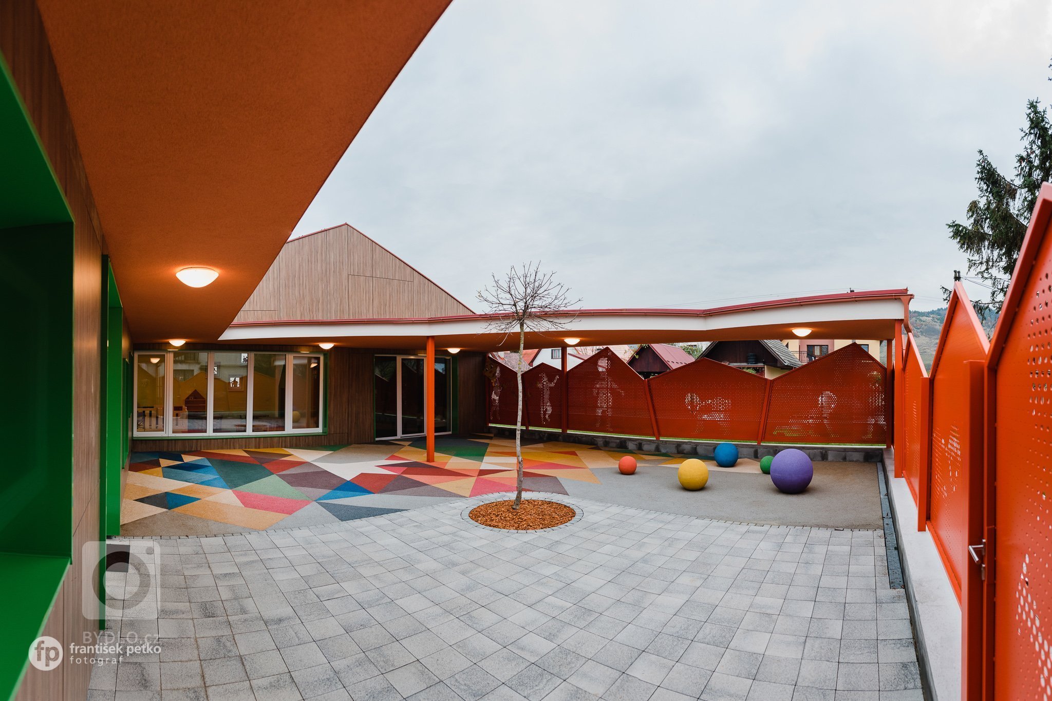 Máme veľkú radosť, že projekt novostavby detských jaslí v obci Predmier, okres Bytča dosiahol svoju reálnu podobu. Nahliadnite do čistých a útulných priestorov…