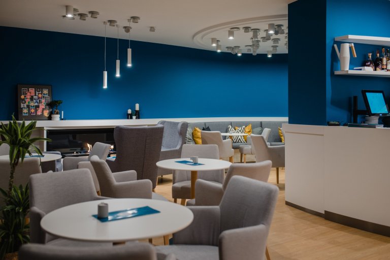 Cieľom bolo vytvoriť jedinečný a&nbsp;originálny interiér kaviarne v&nbsp;škandinávskom štýle podľa požiadaviek investorov s&nbsp;použitím modrej petrolejovej…