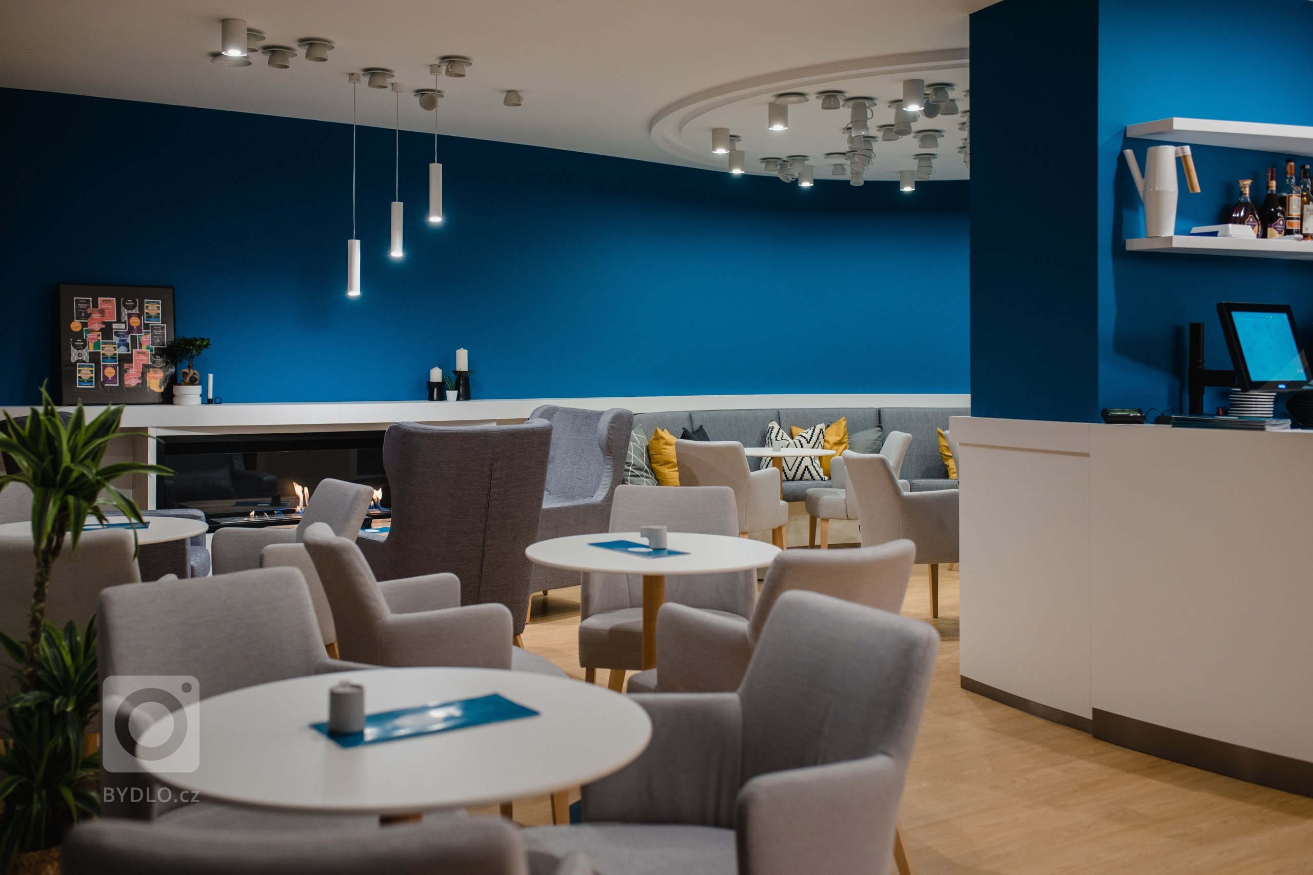 Cieľom bolo vytvoriť jedinečný a&nbsp;originálny interiér kaviarne v&nbsp;škandinávskom štýle podľa požiadaviek investorov s&nbsp;použitím modrej petrolejovej…
