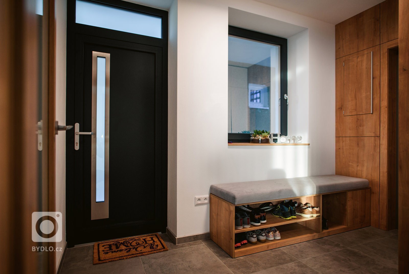 Novorealizovaný interiér v Považskej Bystrici podľa nášho návrhu sa dočkal svojho ukončenia. Nový interiéru do rodinného domu zo 70. rokov. Veríme, že vďaka…