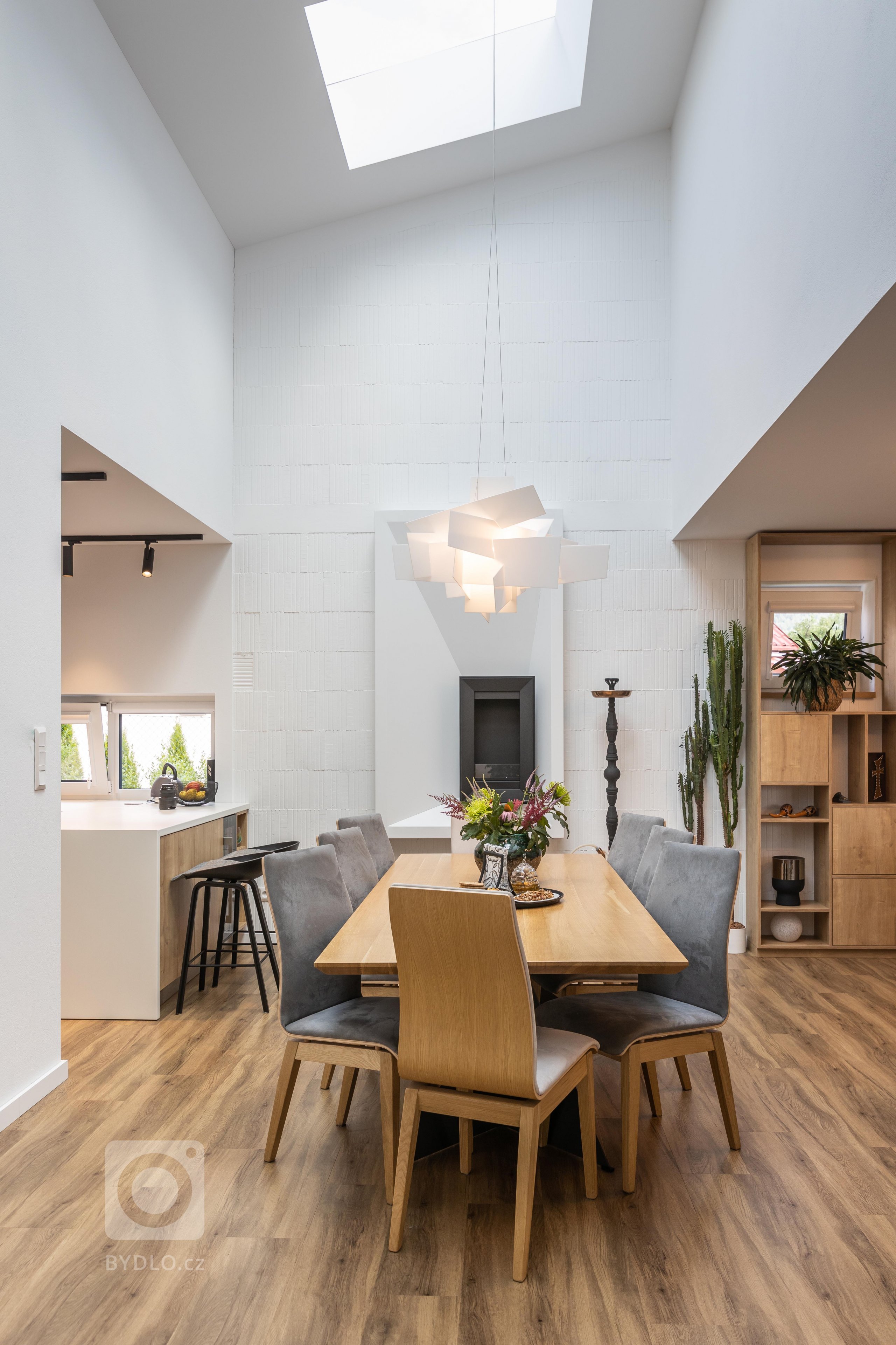 rodinný dom v obci jasenica sa u nás rodil už od samotnej štúdie. pri návrhu interiéru sme ku spokojnosti klientov zapracovali najmä požiadavku aby interiér…