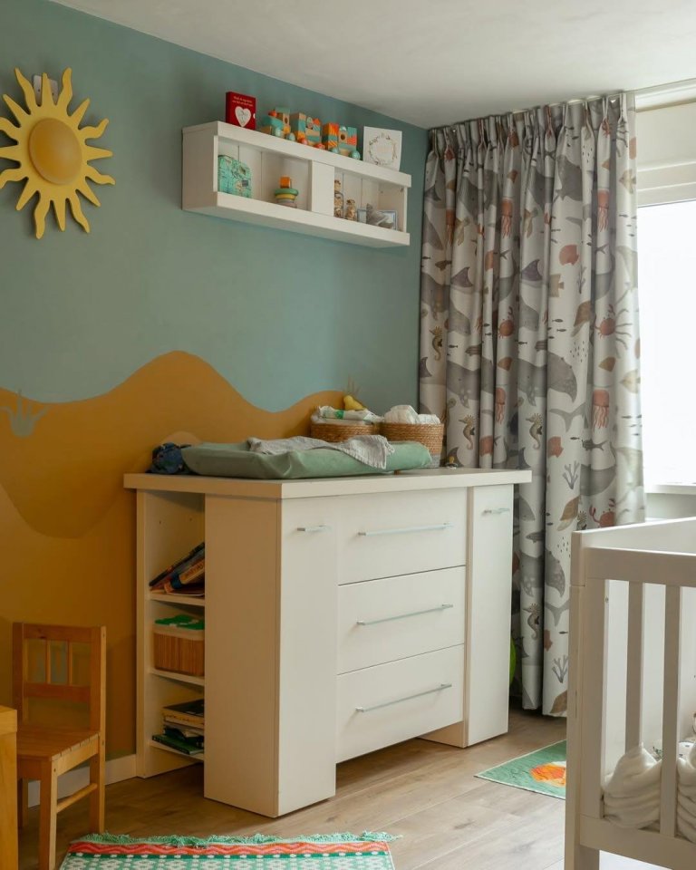 Zakázky zahrnovaly zaměření oken, konzultace s klienty a výběr vhodných materiálů pro záclony a závěsy. Následně byla provedena výroba na míru včetně…