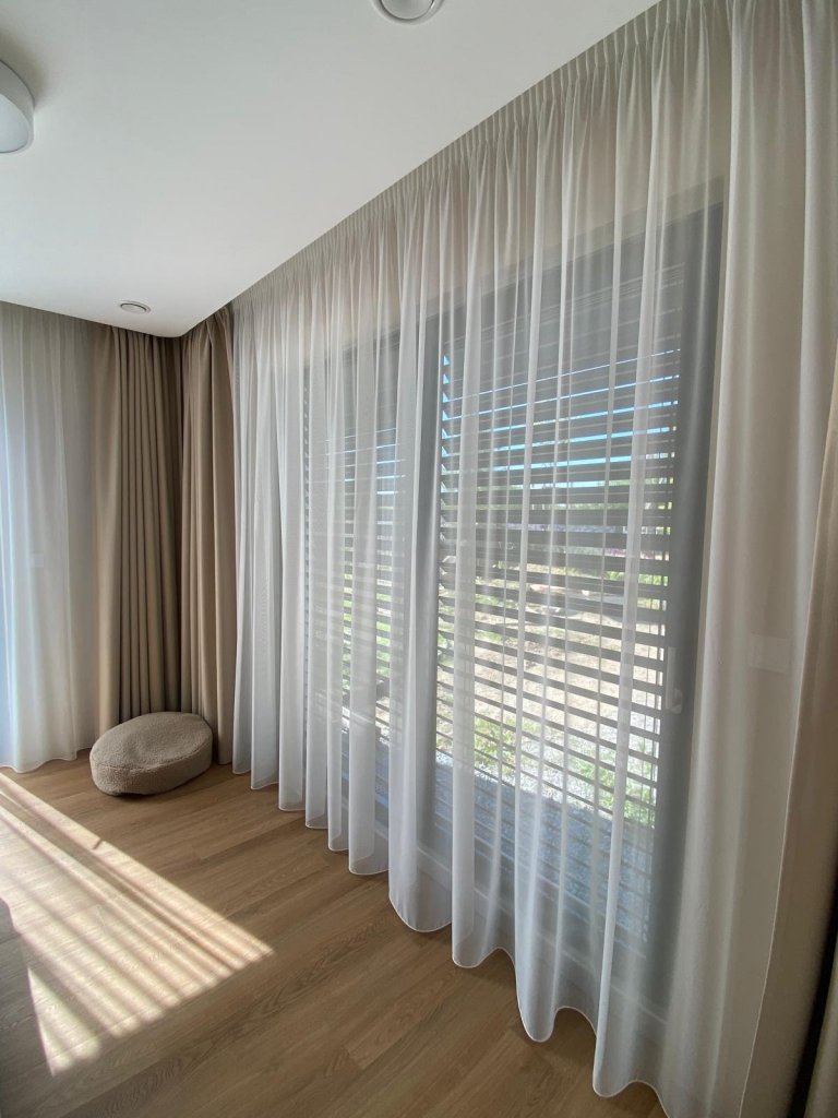 Zakázky zahrnovaly zaměření oken, konzultace s klienty a výběr vhodných materiálů pro záclony a závěsy. Následně byla provedena výroba na míru včetně…