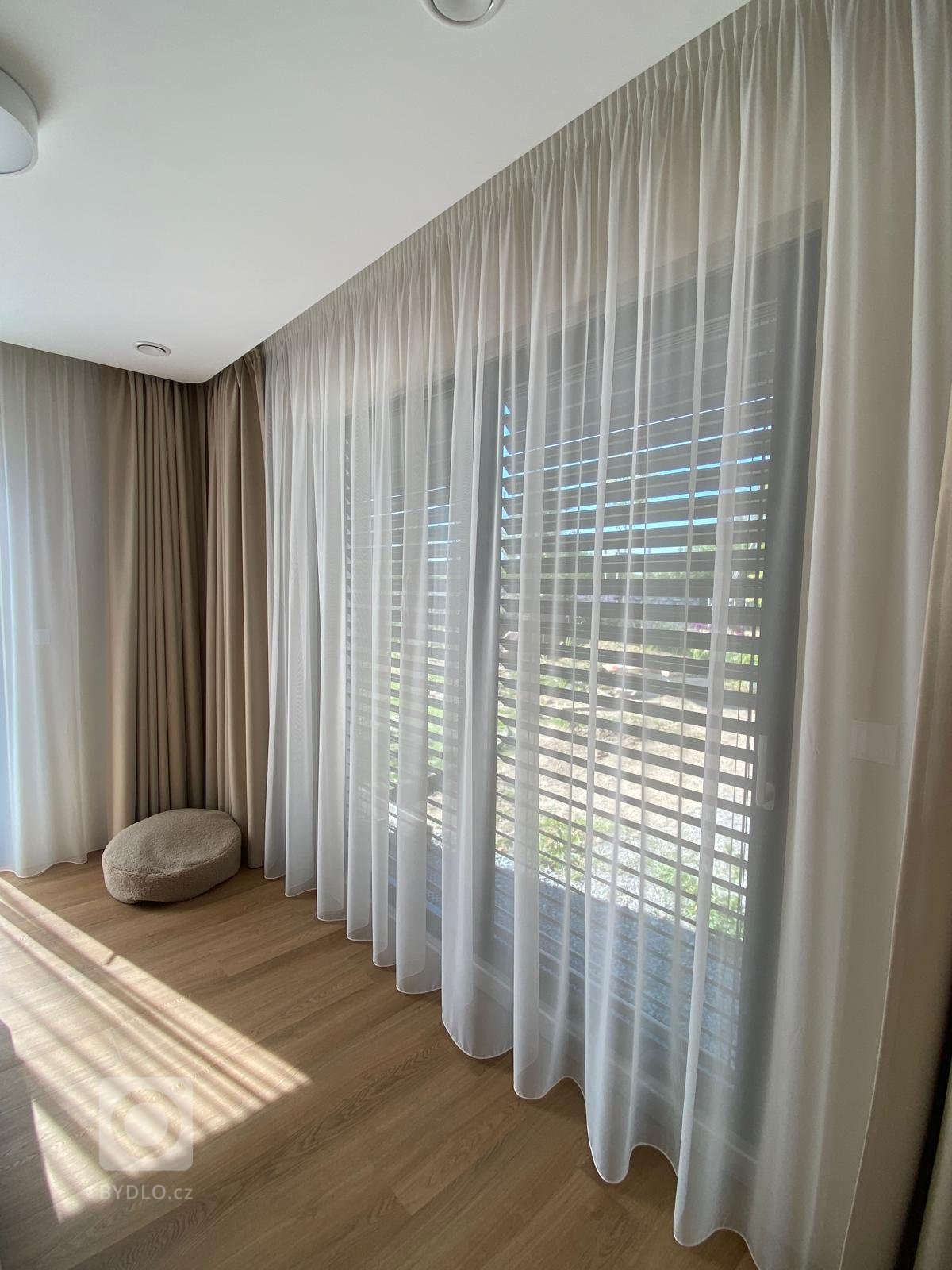 Zakázky zahrnovaly zaměření oken, konzultace s klienty a výběr vhodných materiálů pro záclony a závěsy. Následně byla provedena výroba na míru včetně…