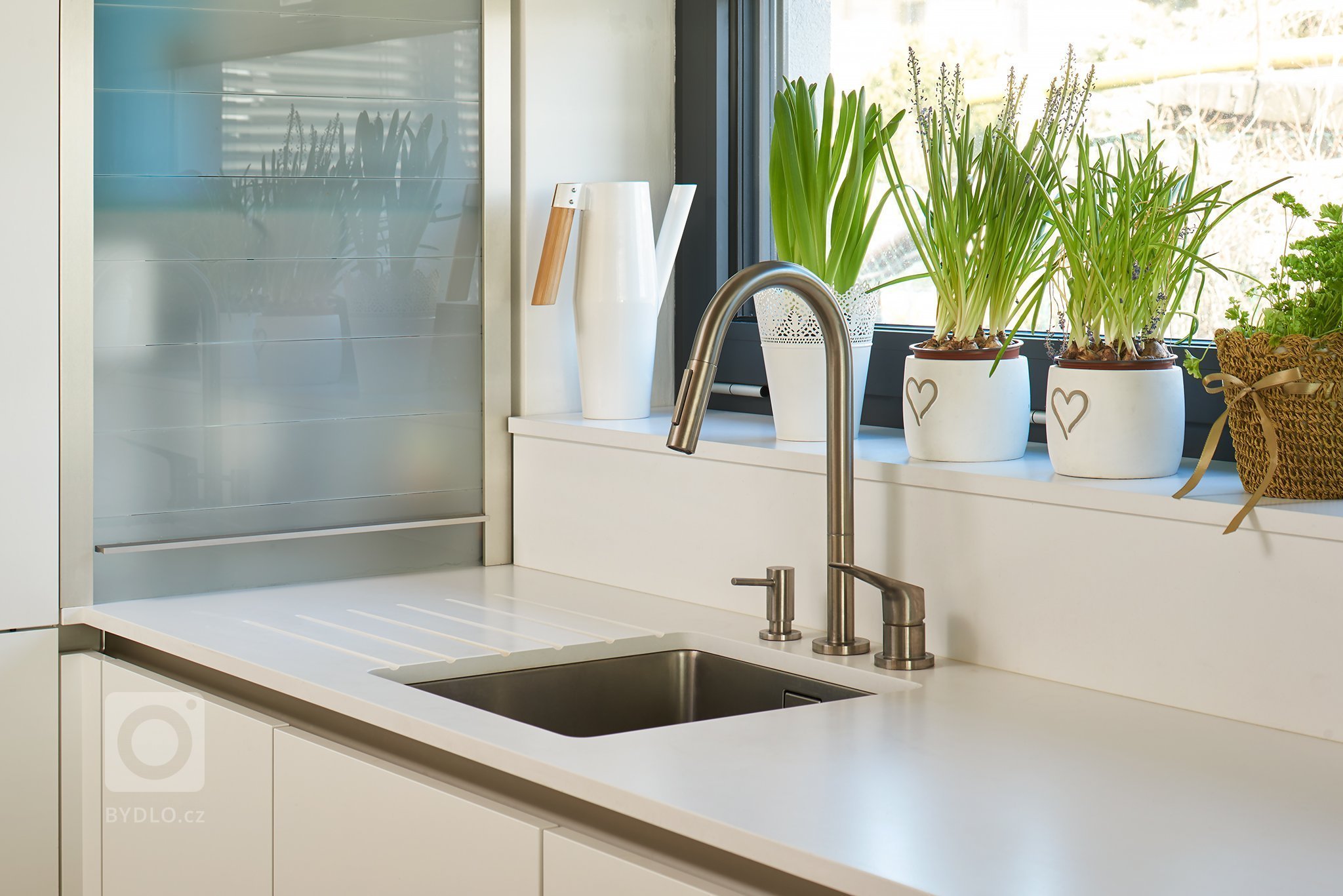 První věc, která v domě na první pohled zaujme, je samotný prostor. V nepřeplněném interiéru je proto místo pro jednotlivé kusy&nbsp;nábytkua zajímavé detaily.…