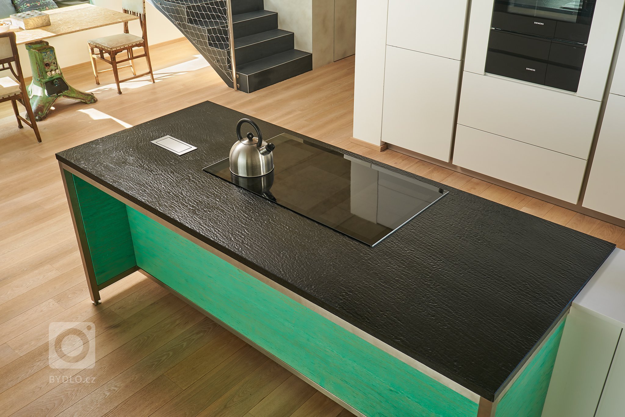 První věc, která v domě na první pohled zaujme, je samotný prostor. V nepřeplněném interiéru je proto místo pro jednotlivé kusy&nbsp;nábytkua zajímavé detaily.…