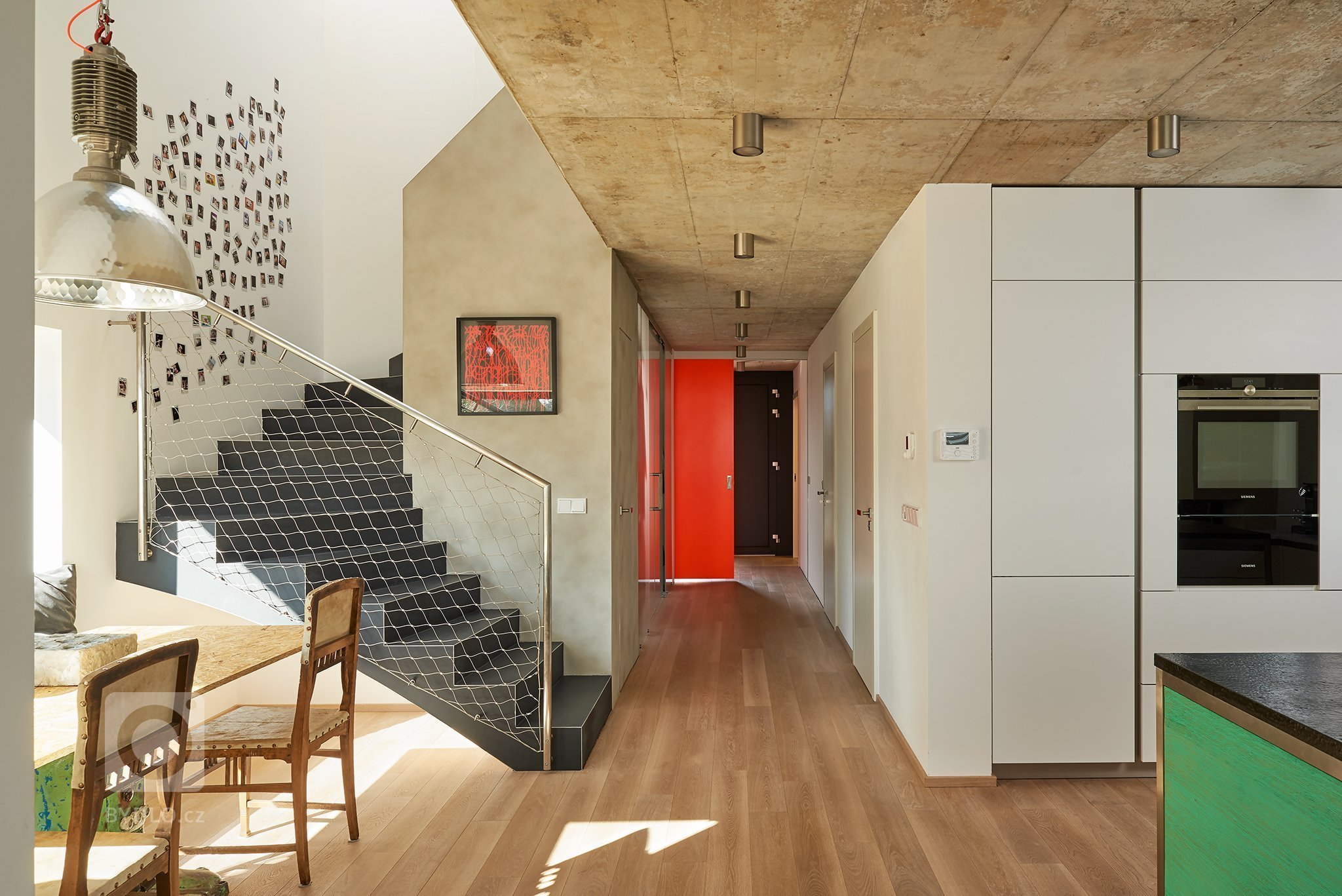 První věc, která v domě na první pohled zaujme, je samotný prostor. V nepřeplněném interiéru je proto místo pro jednotlivé kusy&nbsp;nábytkua zajímavé detaily.…