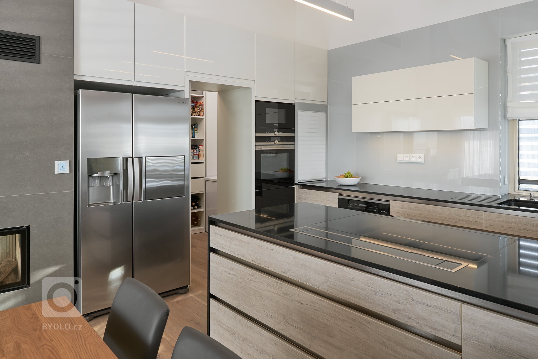 Moderní interiér domu v obývací části s vysokým stropem kde konstrukce krovu ze smrkových trámů zůstala&nbsp;částečně viditelná. Interiér dýchá příjemnou…