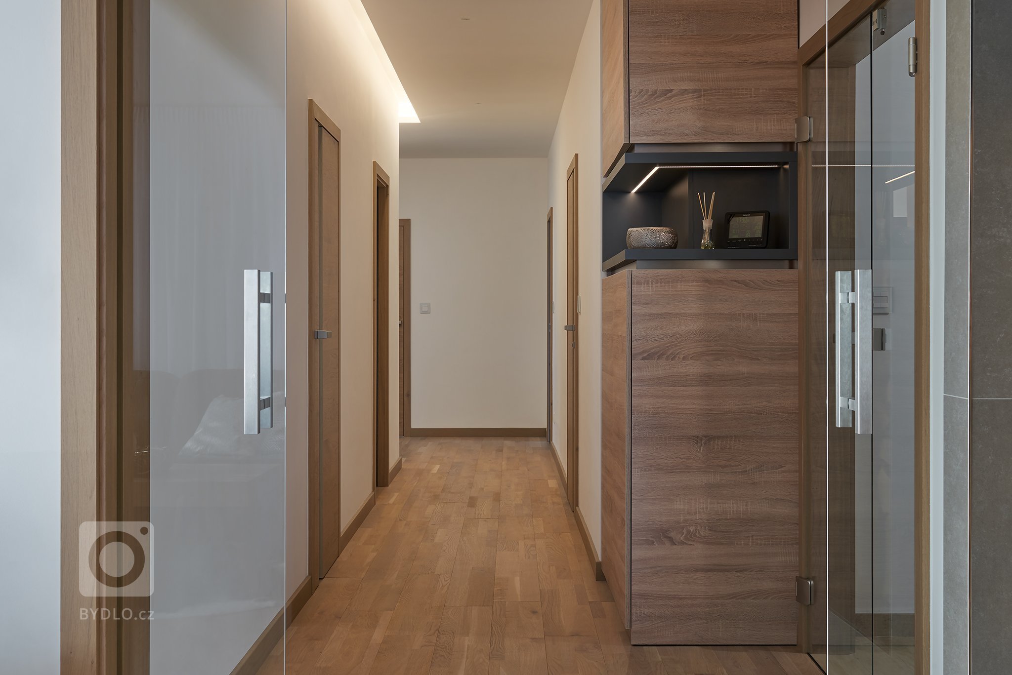 Moderní interiér domu v obývací části s vysokým stropem kde konstrukce krovu ze smrkových trámů zůstala&nbsp;částečně viditelná. Interiér dýchá příjemnou…