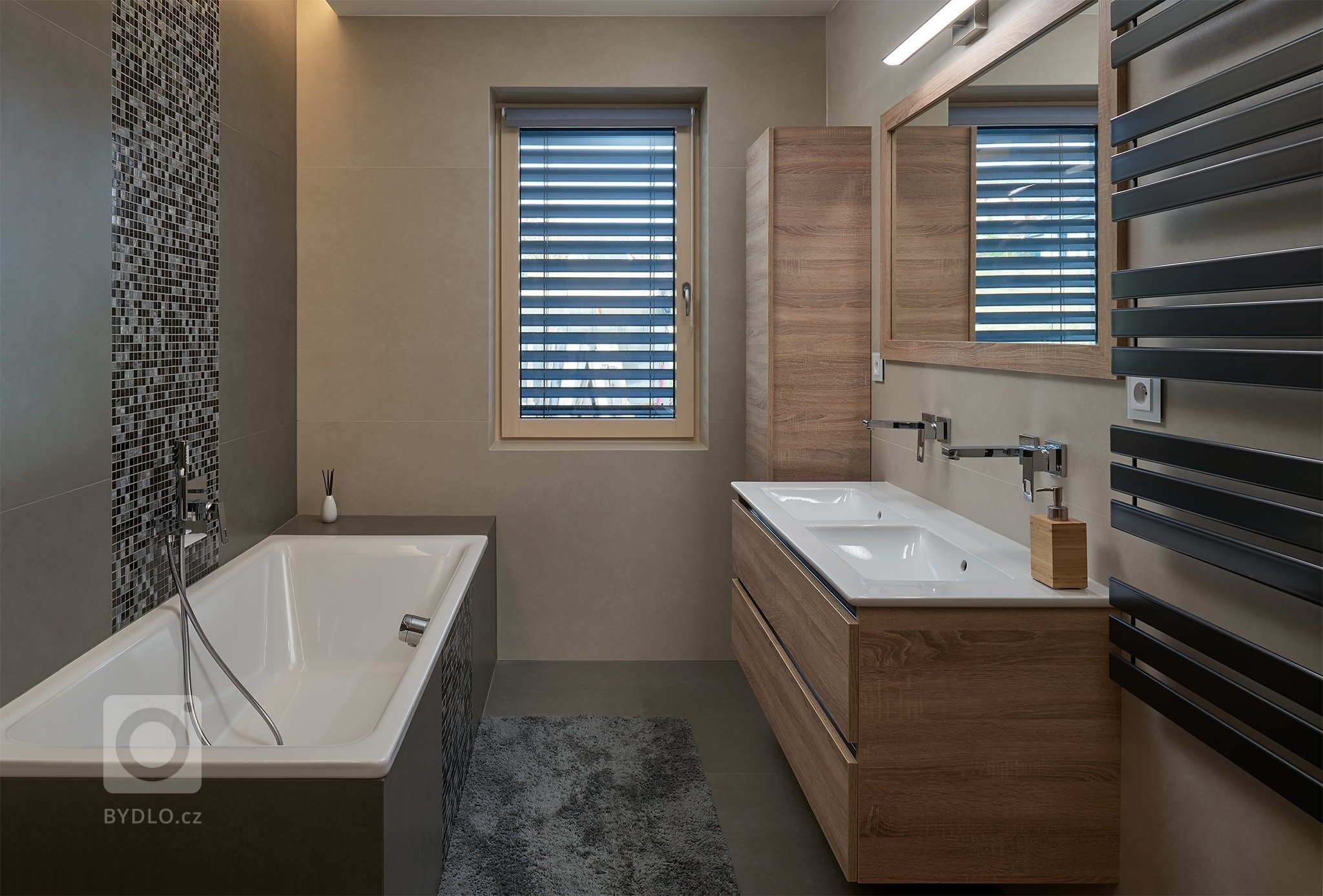 Moderní interiér domu v obývací části s vysokým stropem kde konstrukce krovu ze smrkových trámů zůstala&nbsp;částečně viditelná. Interiér dýchá příjemnou…